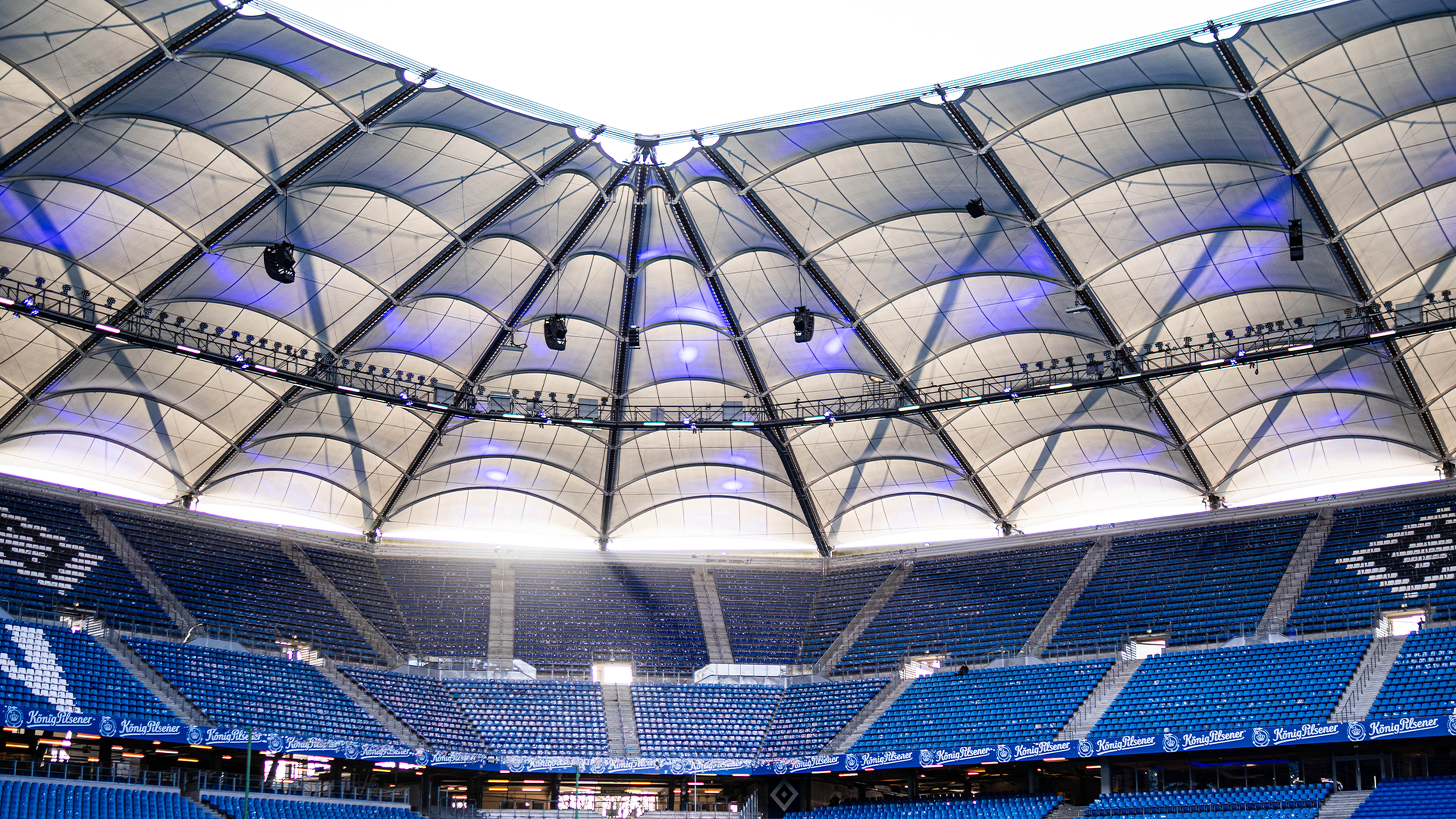 Das Stadiondach des Volksparkstadions.