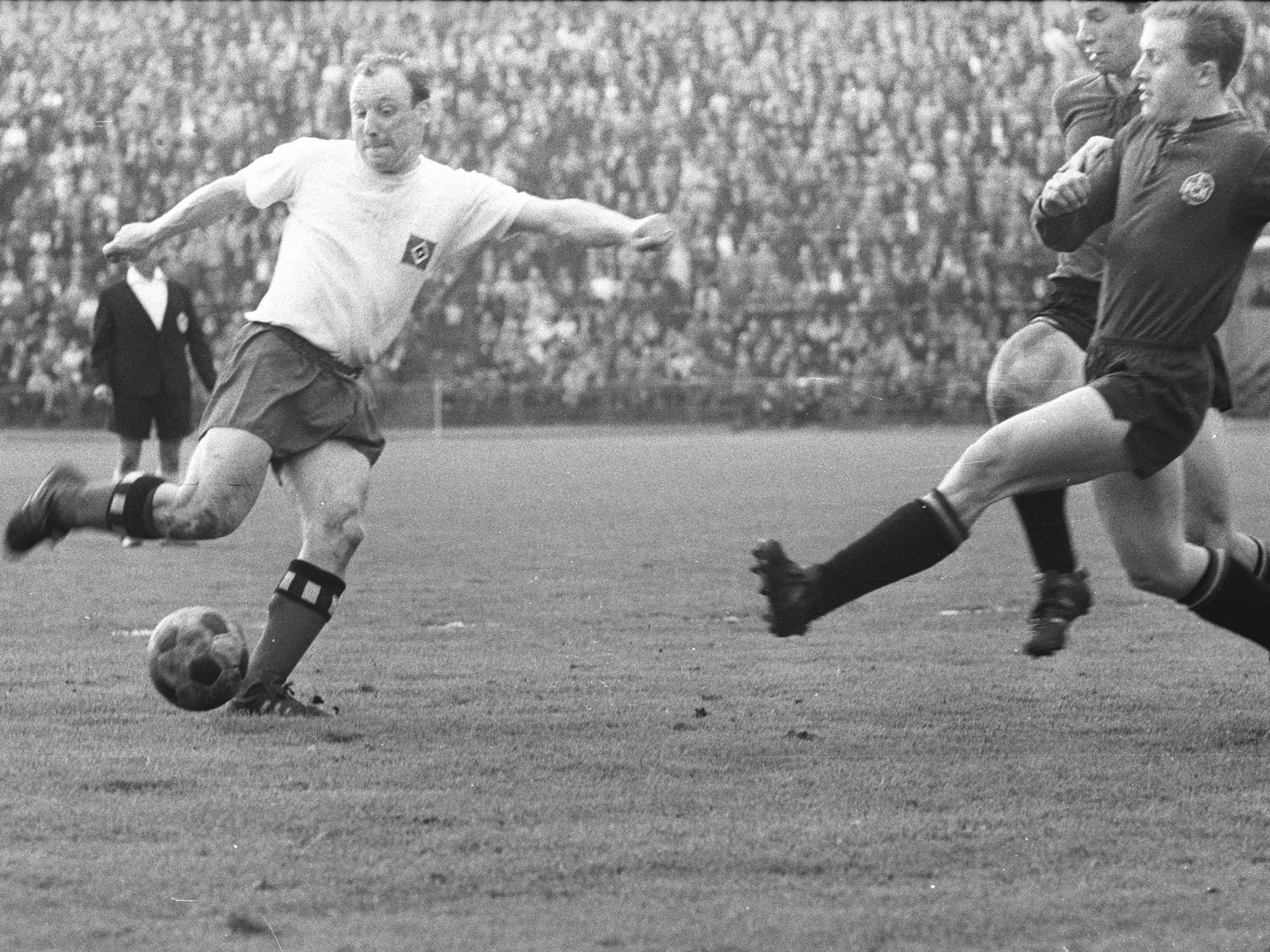 Uwe Seeler schießt im Spiel gegen den 1. FC Nürnberg