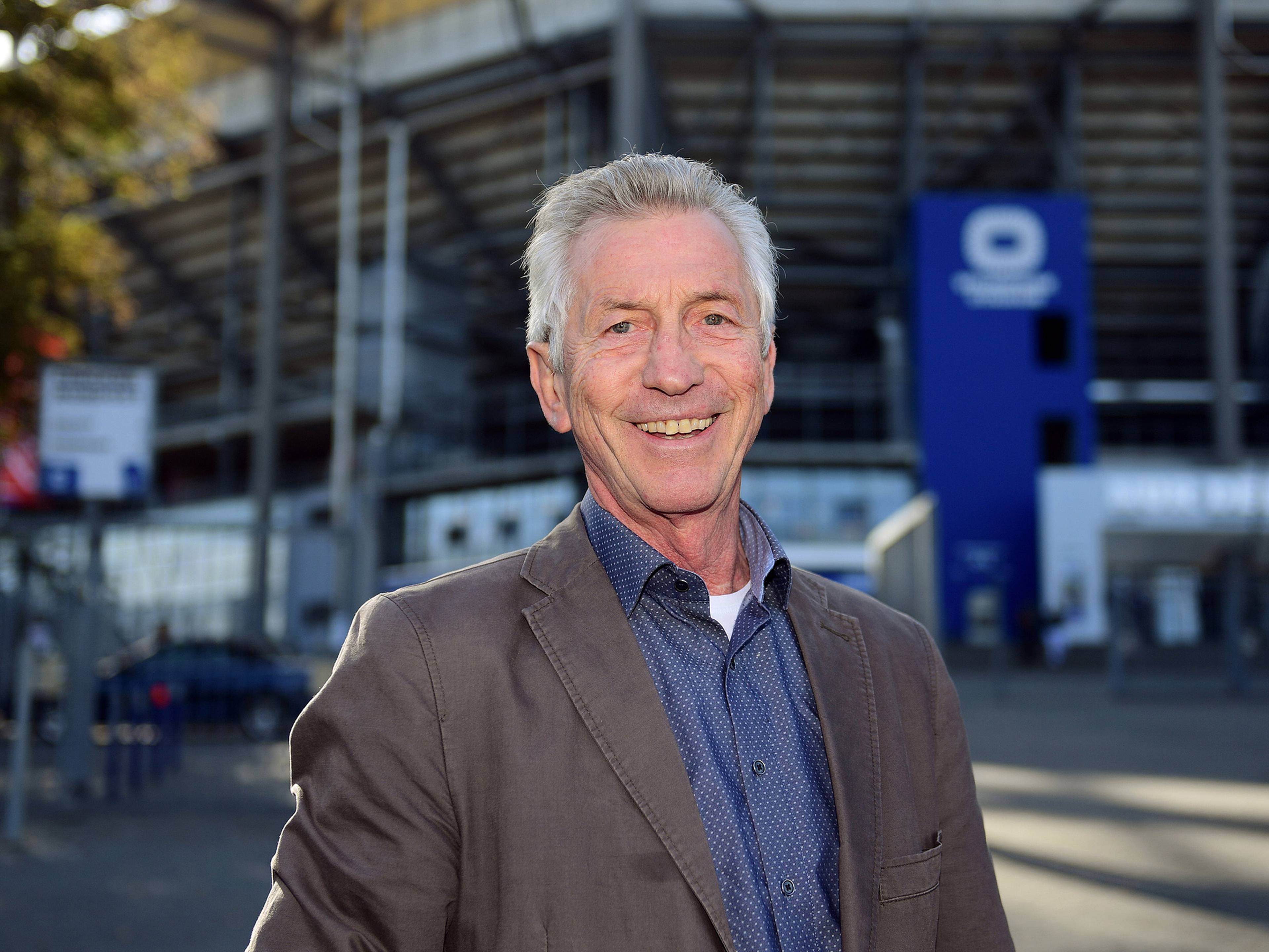 Nahaufnahme von Ditmar Jakobs vor dem Volksparkstadion