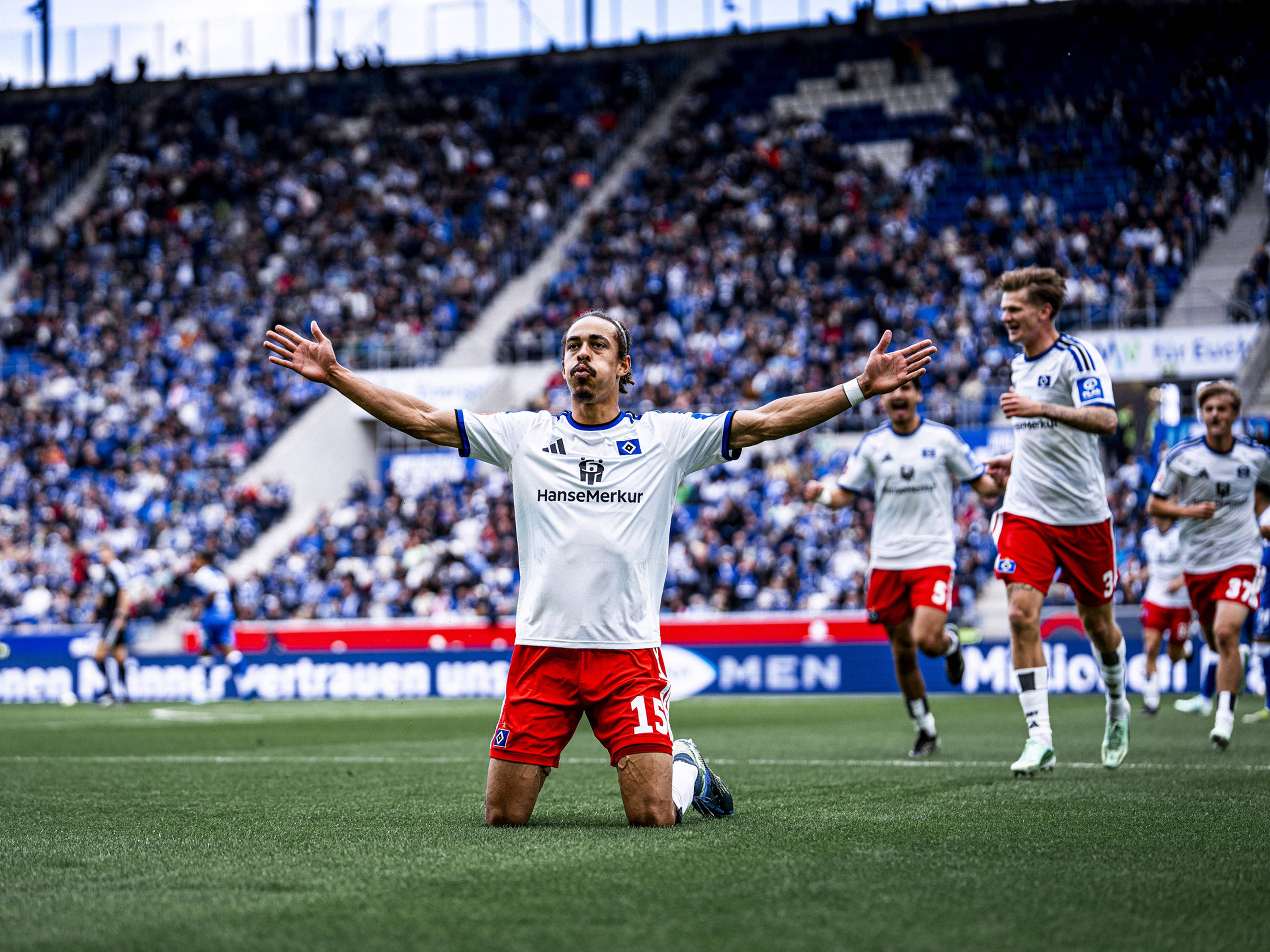 Yussuf Poulsen jubelt über das 1:0 in Sinsheim
