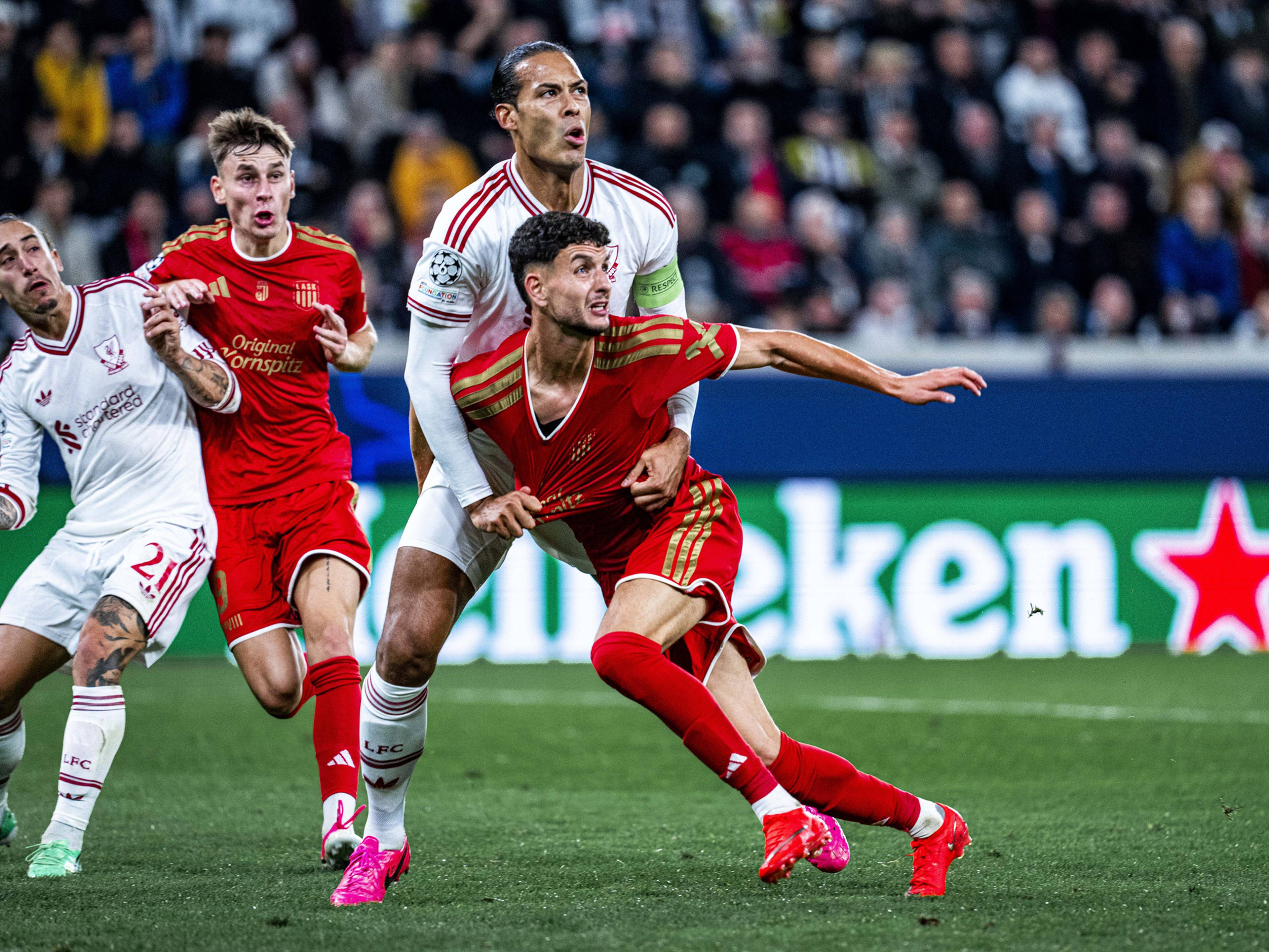 Daniel Elfadli im Champions-League-Spiel gegen Liverpool