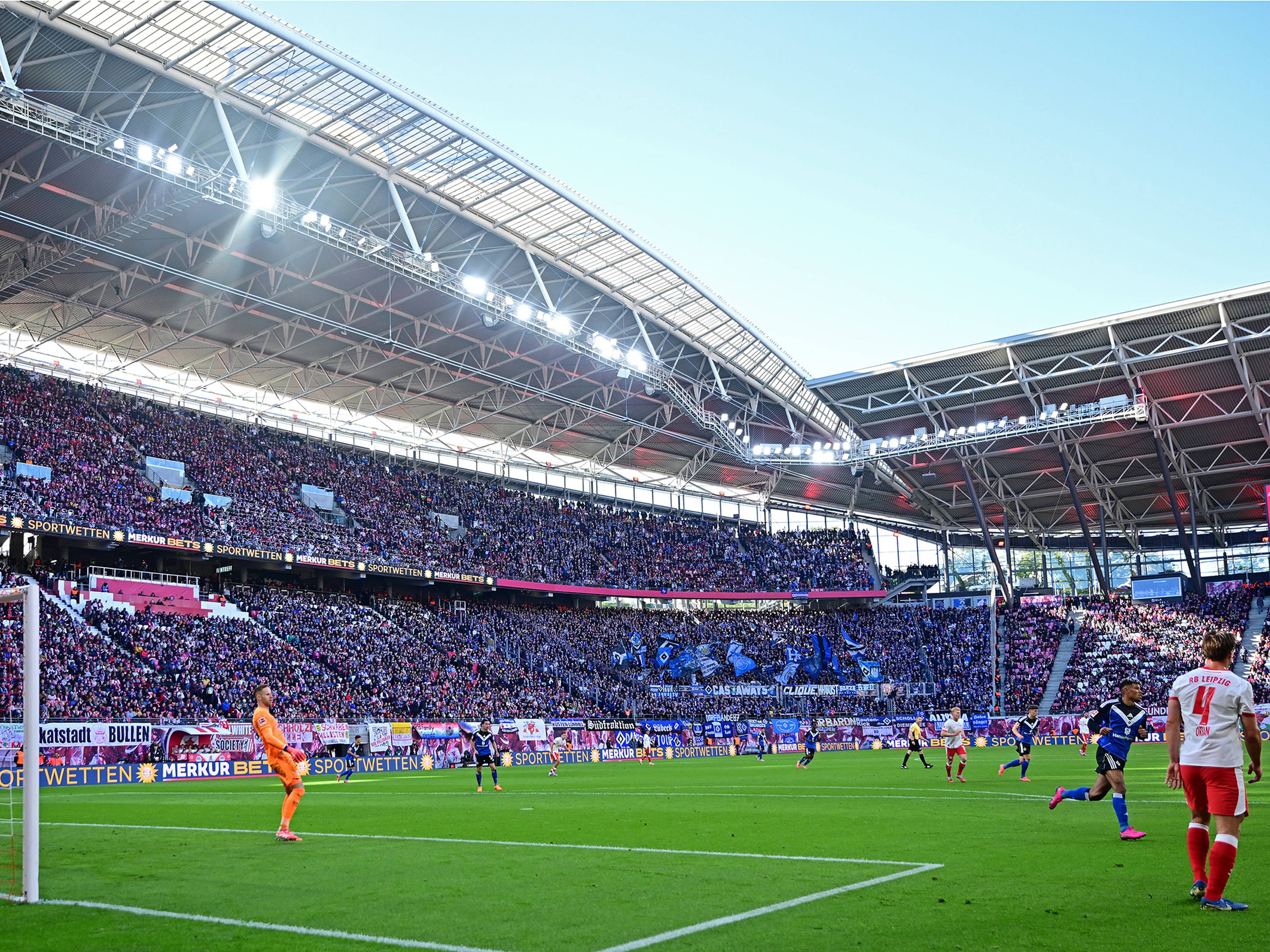 Der Gästeblock in Leipzig ist gefüllt mit HSV-Fans.