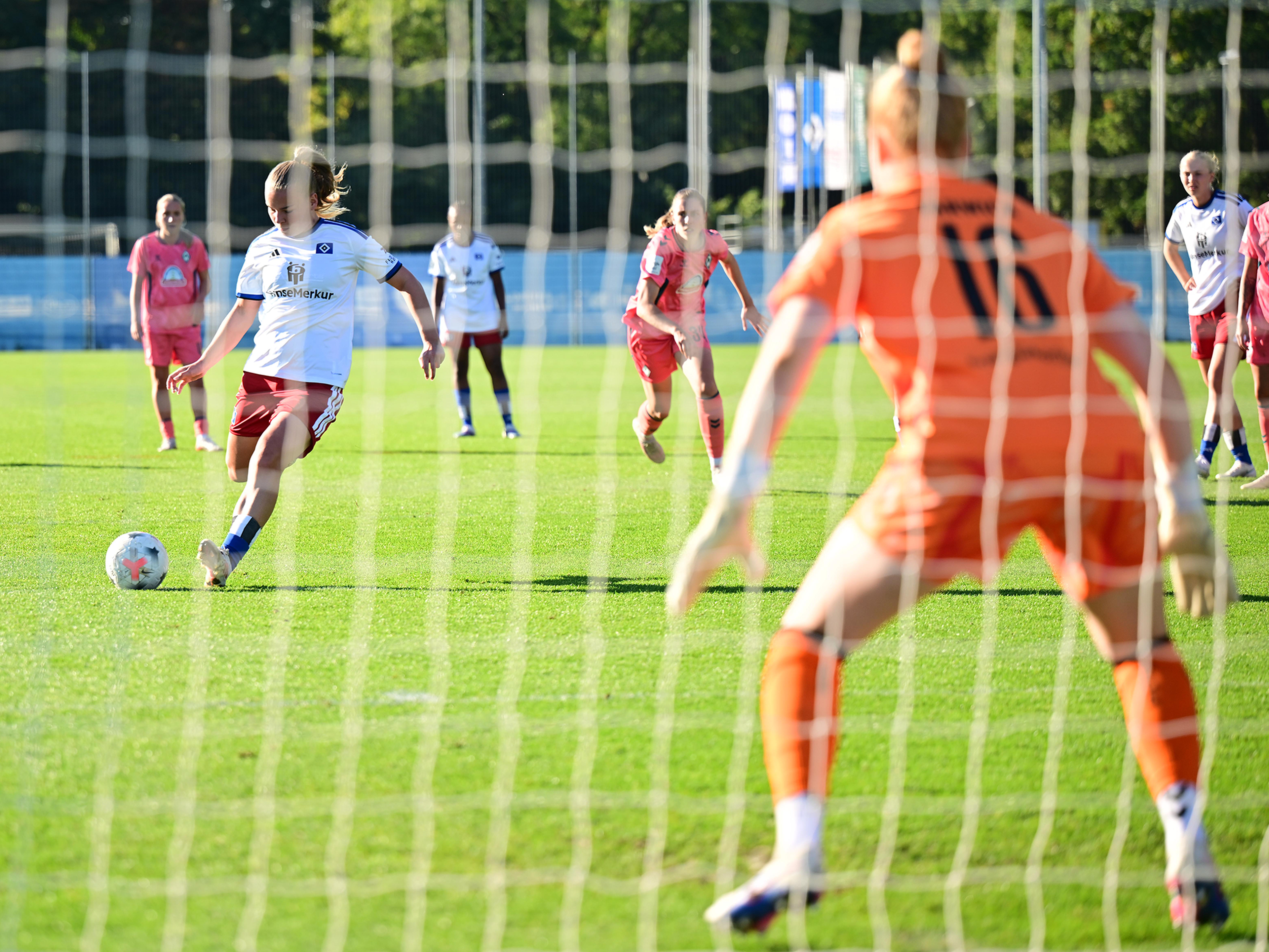 Svea Stoldt im Elfmeterschießen gegen Bremer Keeperin