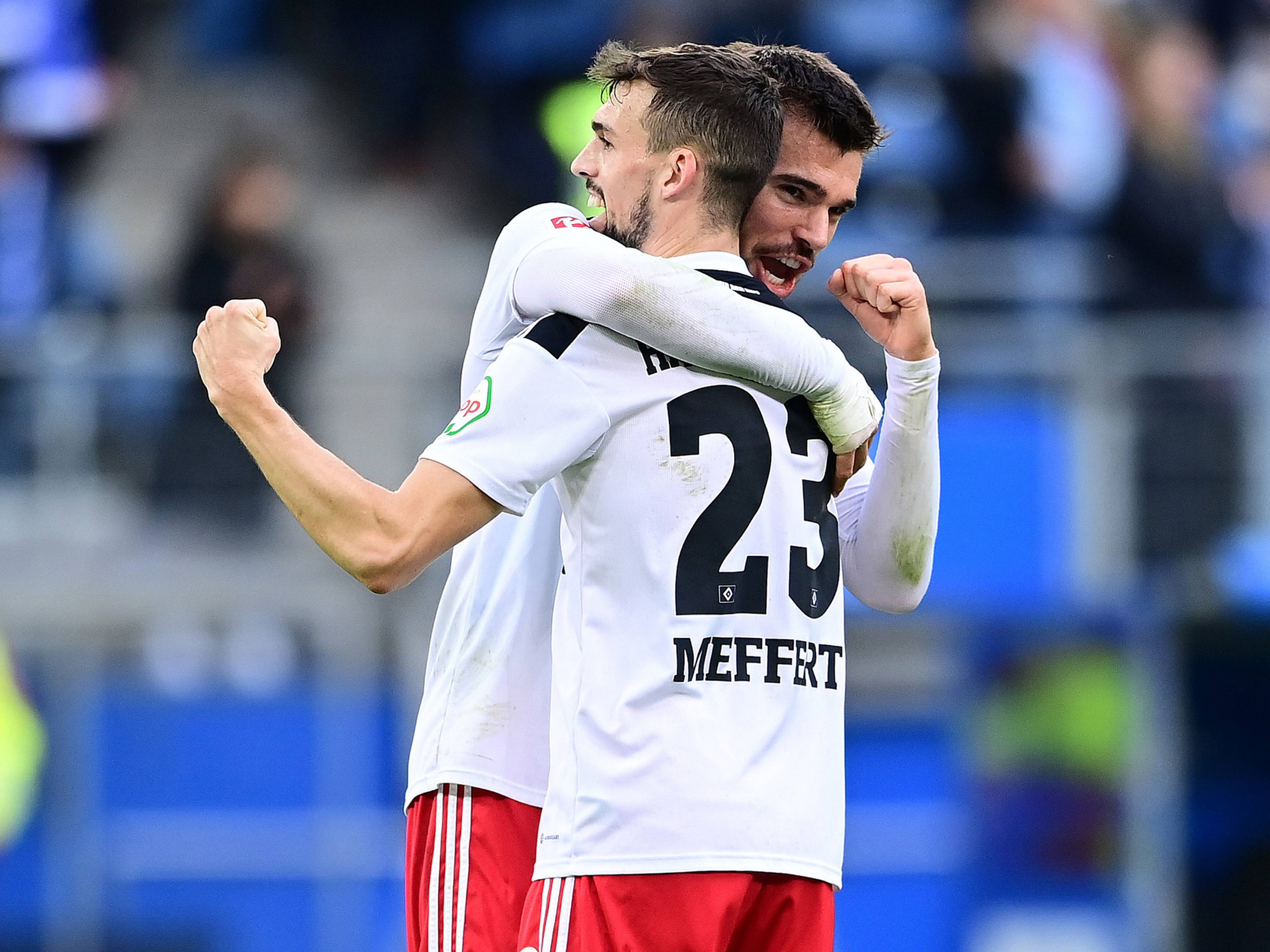 Jonas Meffert und Mario Vuskovic umarmen sich und ballen die Fäuste