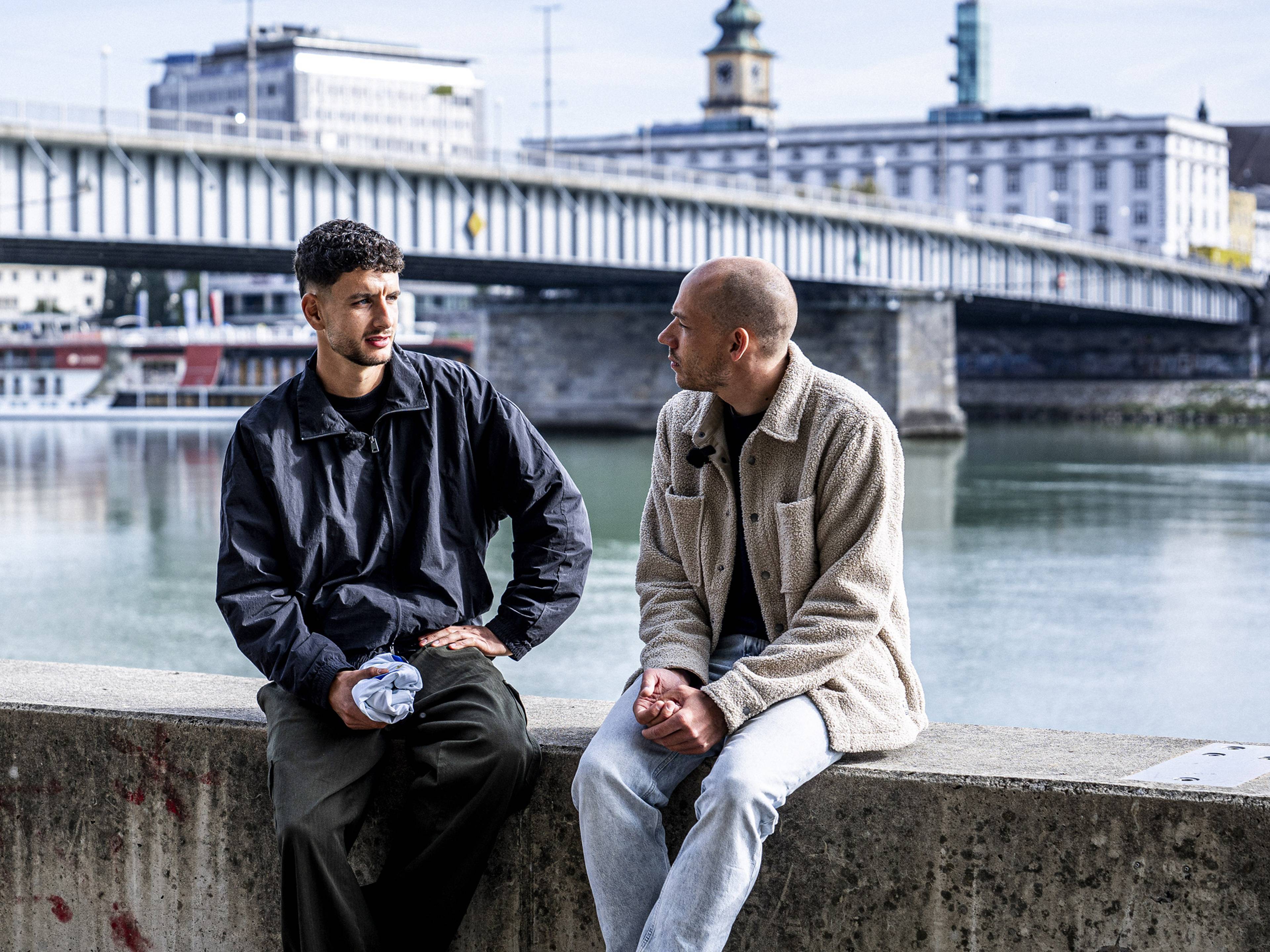 Daniel Elfadli beim Gespräch an der Donau in Linz
