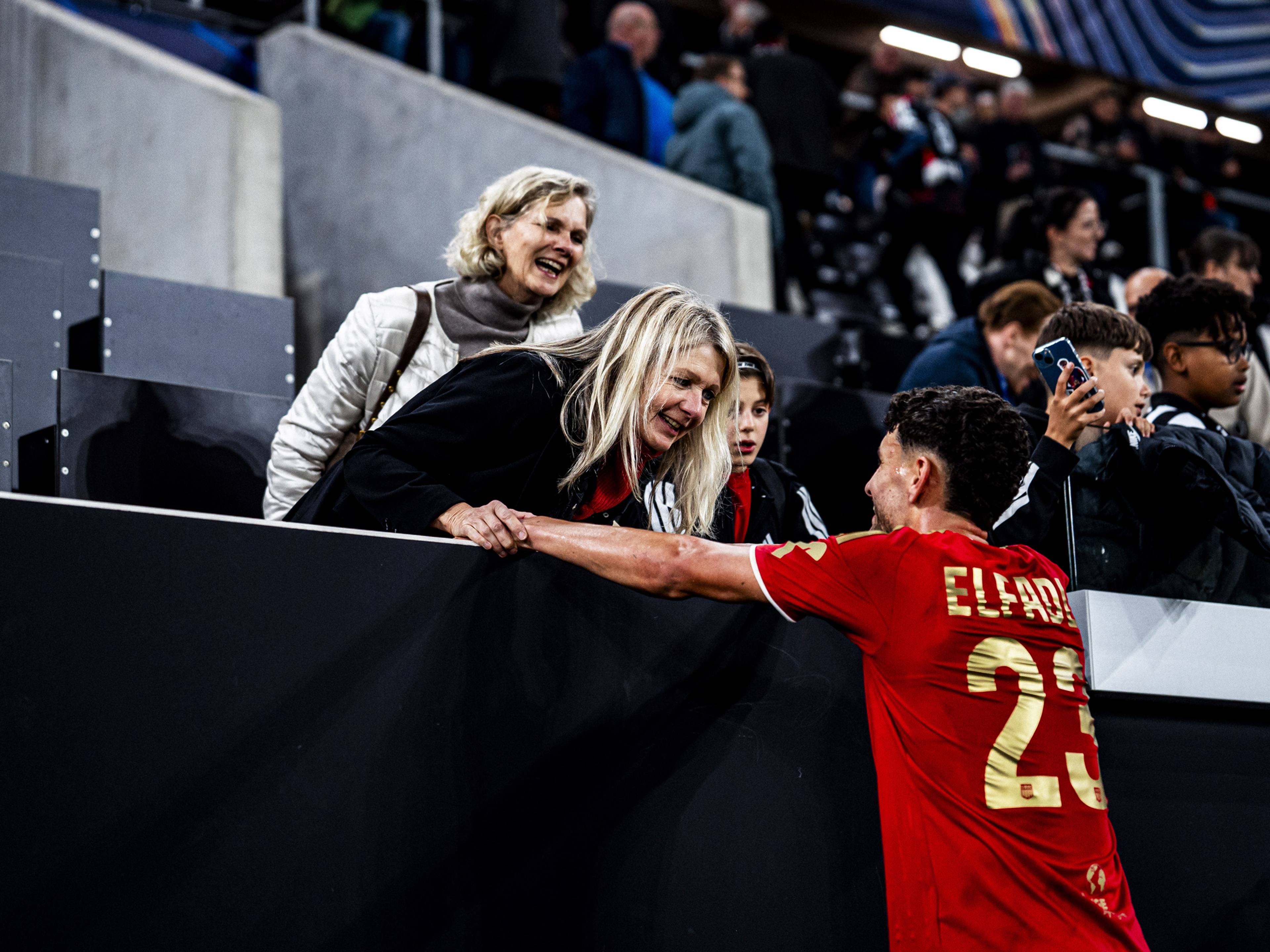 Daniel Elfadli nach dem CL-Spiel mit seiner Mutter