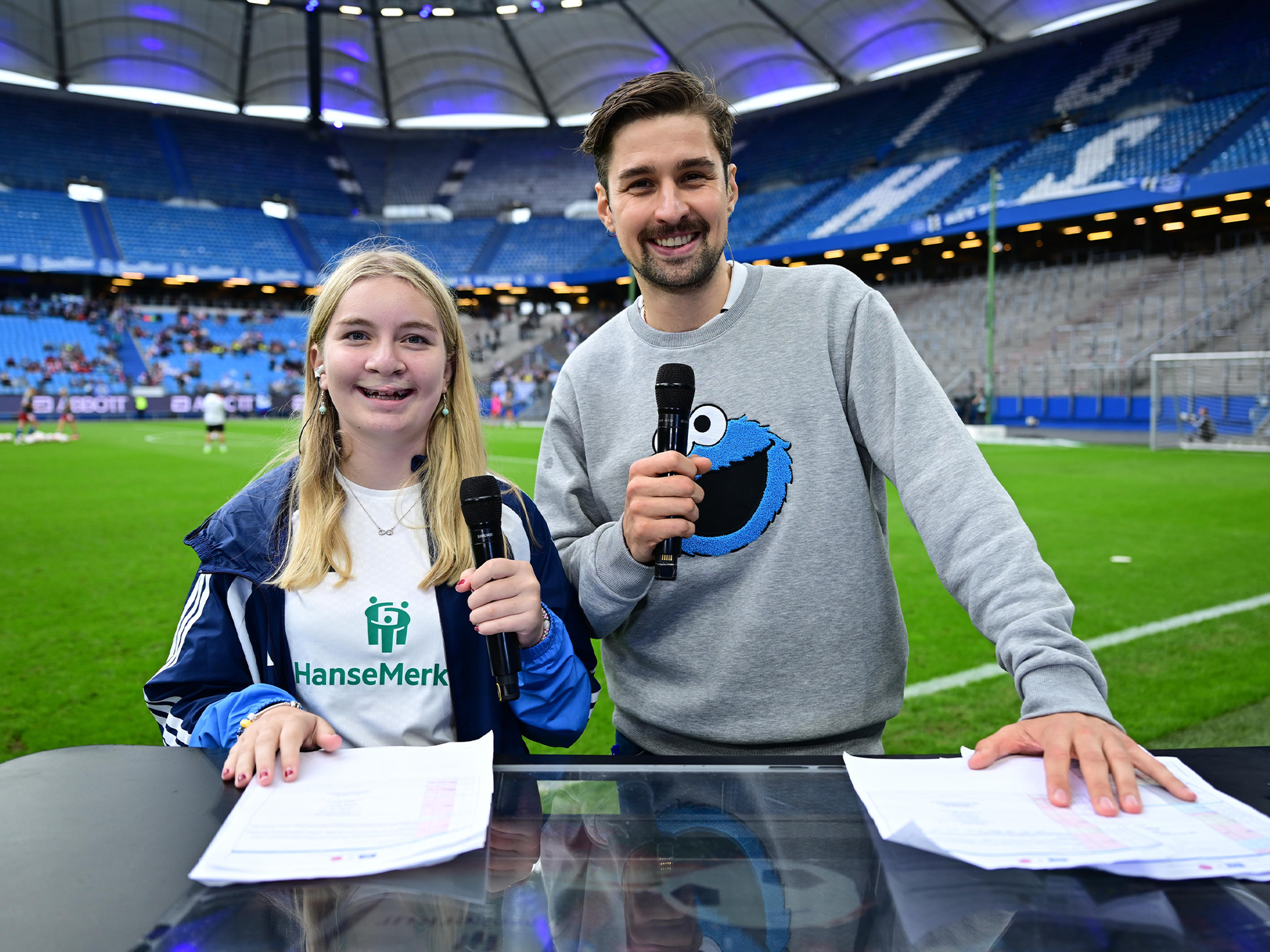 Stadionsprecher Andre Grave moderiert mit einem Kind aus dem HSV-Kids Club.