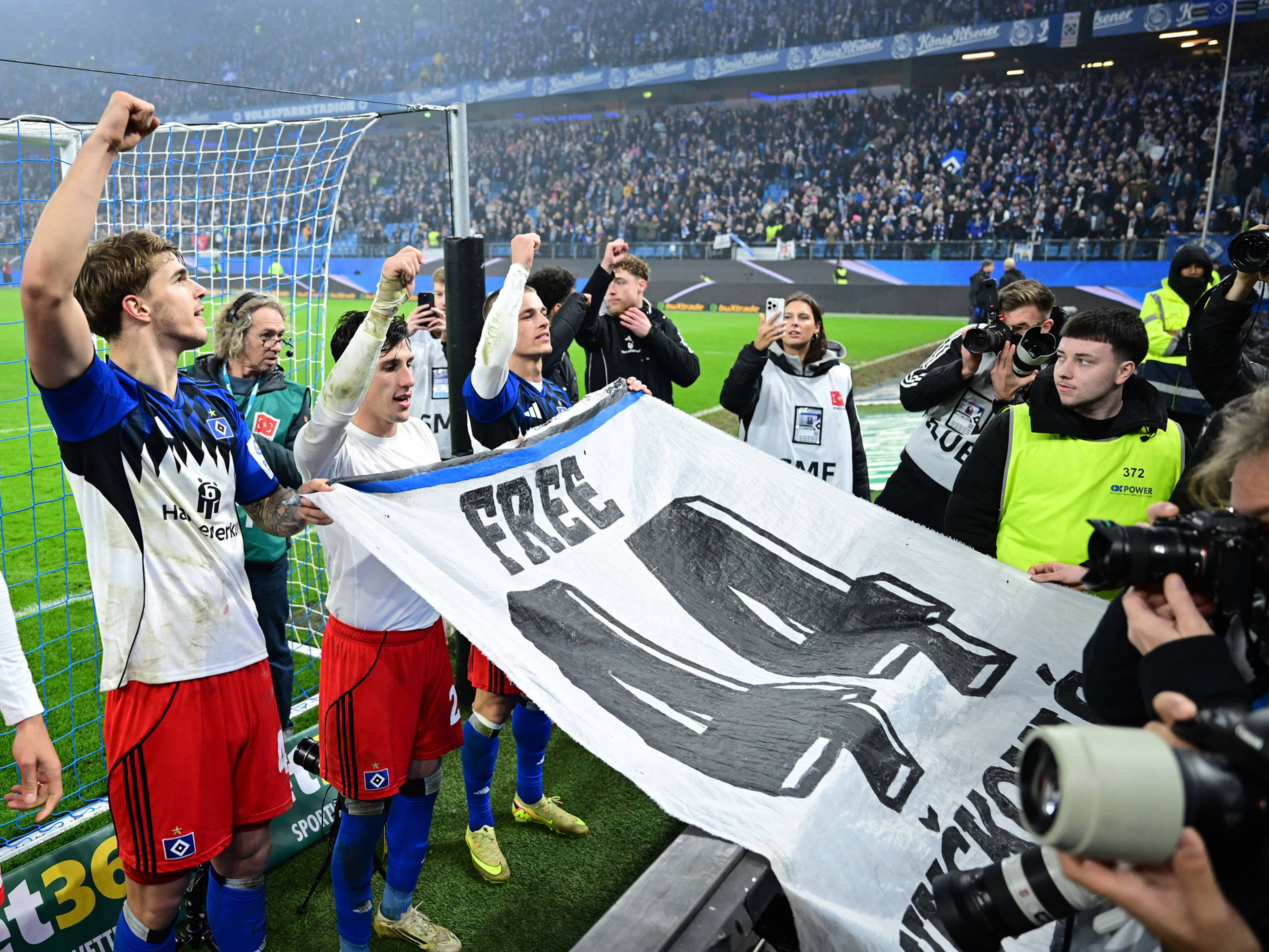 HSV-Spieler posieren mit Vuskovic-Spruchband