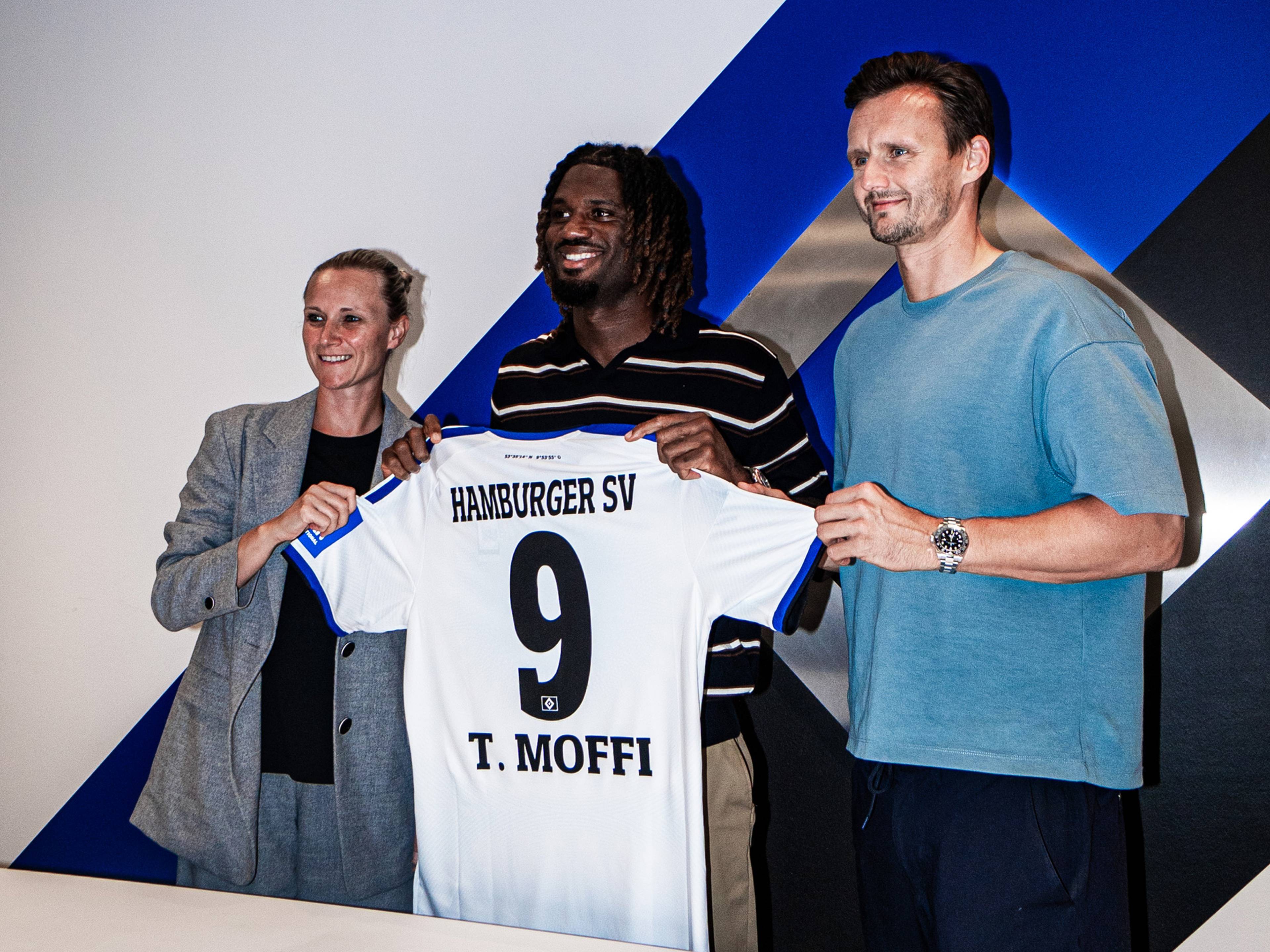 Kathleen Krüger und Claus Costa bei der Vorstellung von Neuzugang Terem Moffi (Mitte)