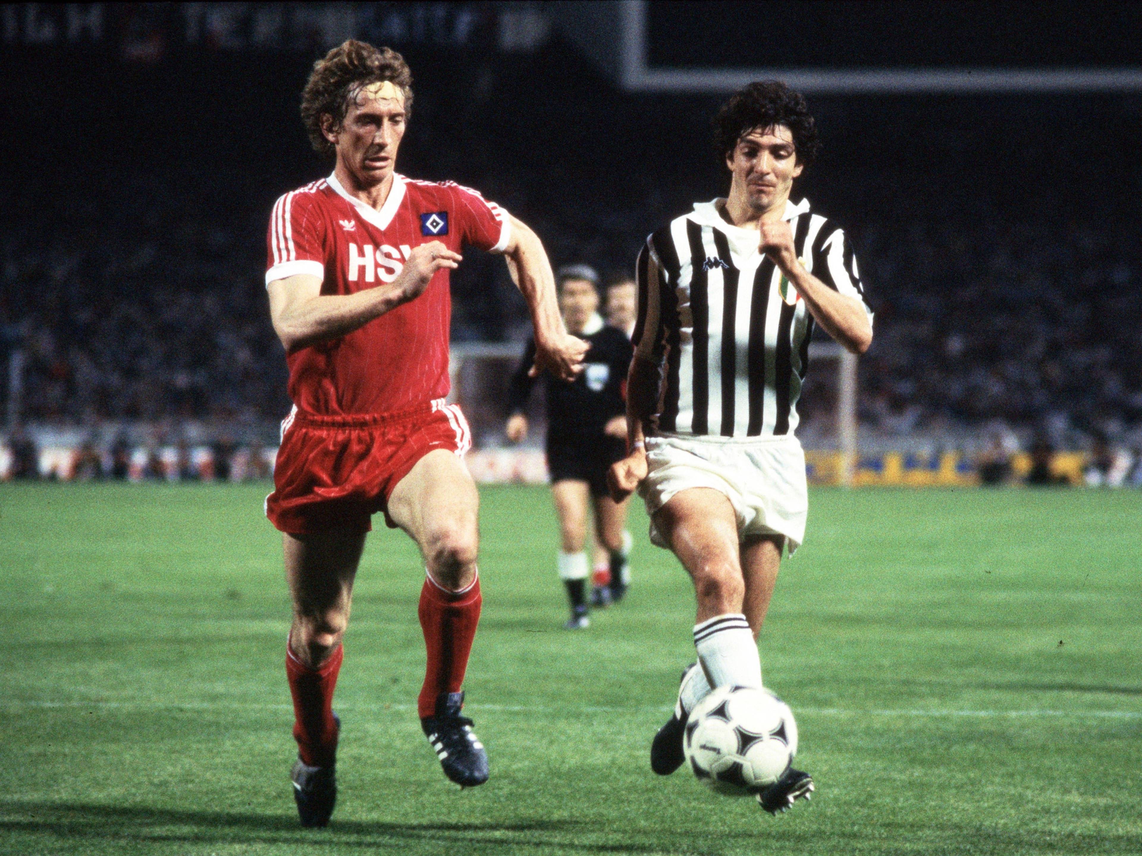 Wolfgang Rolff im Finale des Europapokals der Landesmeister 1983 im Laufduell mit einem Spieler von Juventus Turin