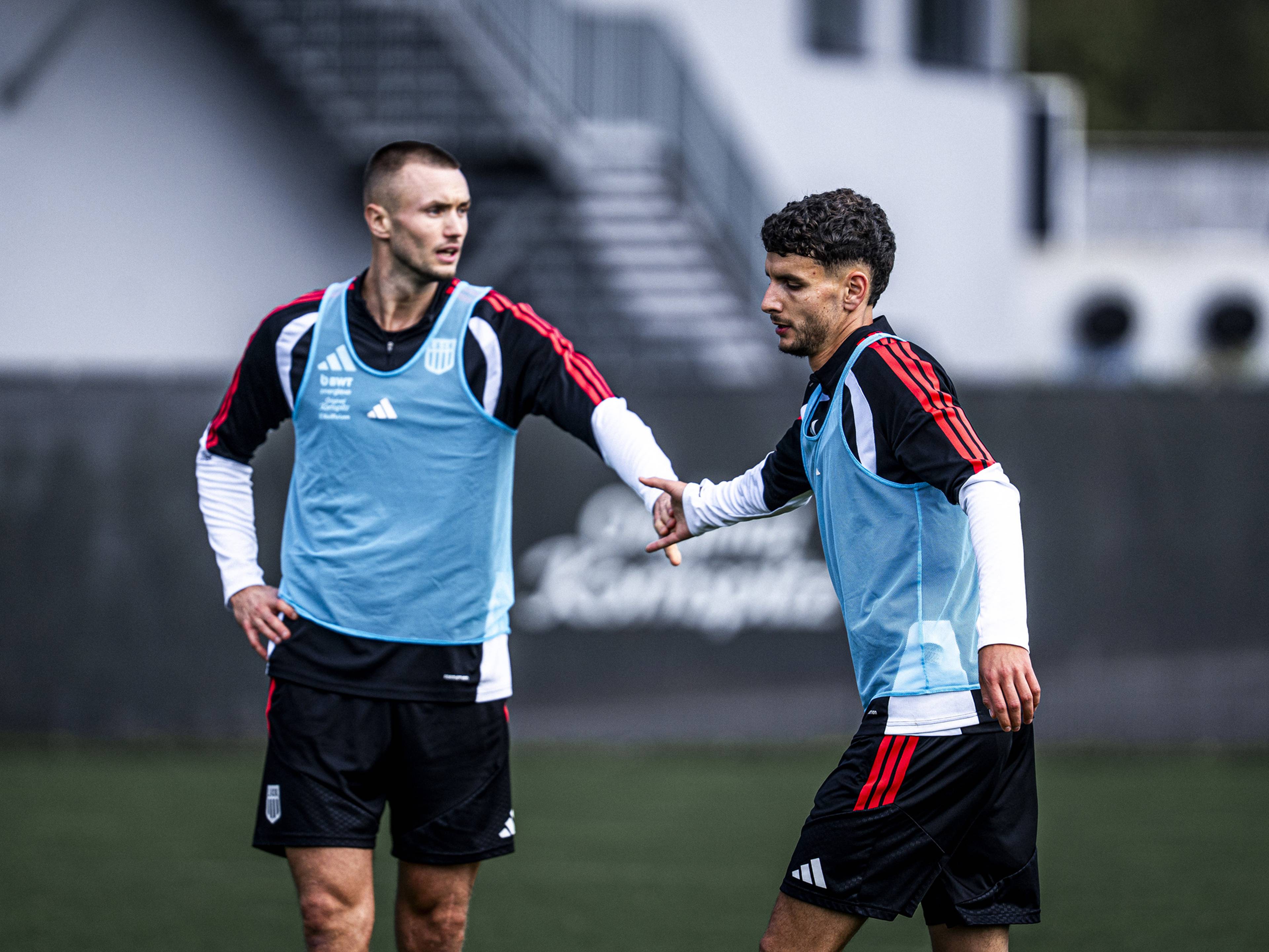 Daniel Elfadli klatscht mit Sasa Kalajdzic ab