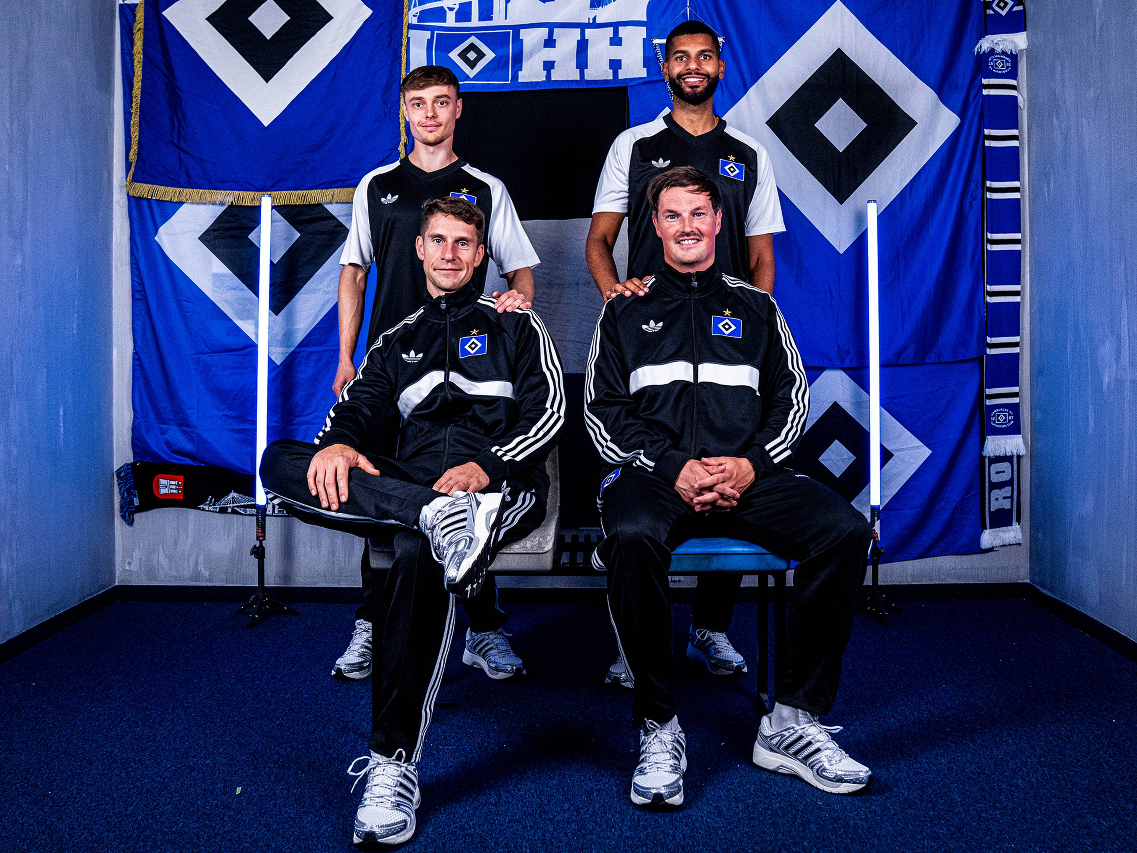 Das Trainerteam um Merlin Polzin, Loic Fave, Richard Krohn und Max Bergmann vor einer mit HSV-Flaggen gestalteten Wand