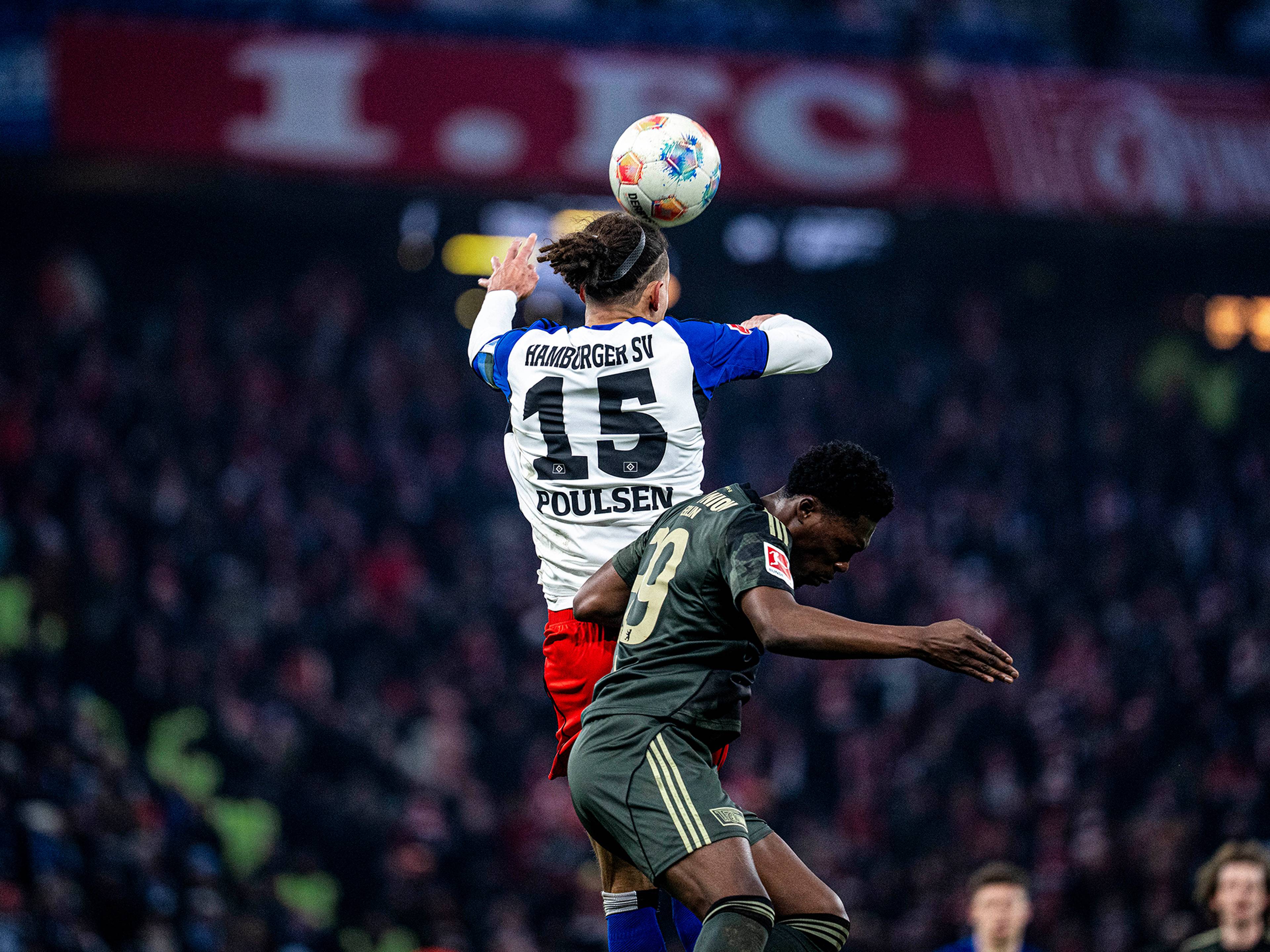 Yussuf Poulsen gewinnt ein Kopfballduell.