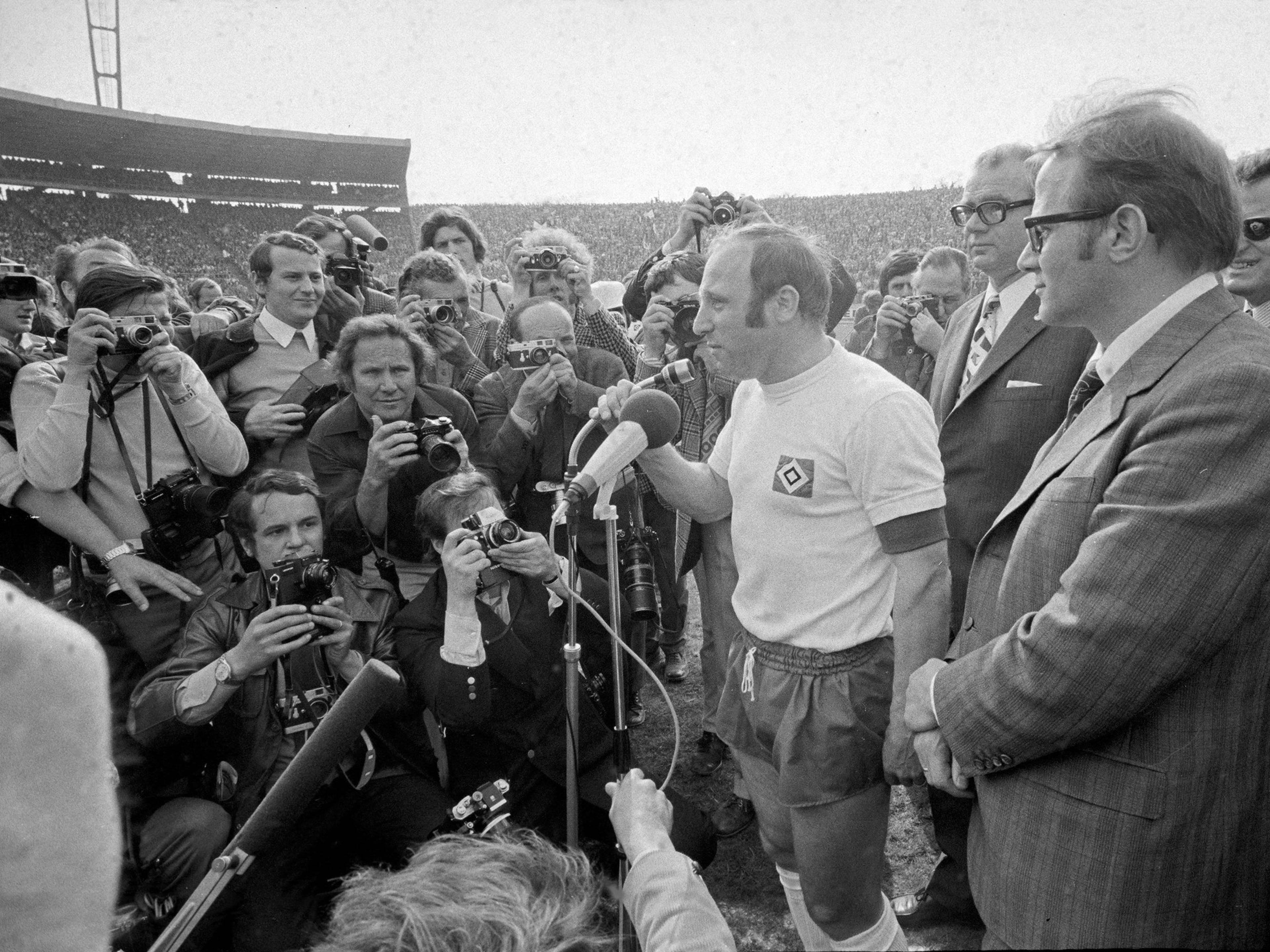 Uwe Seeler hält Rede vor seinem Abschiedsspiel