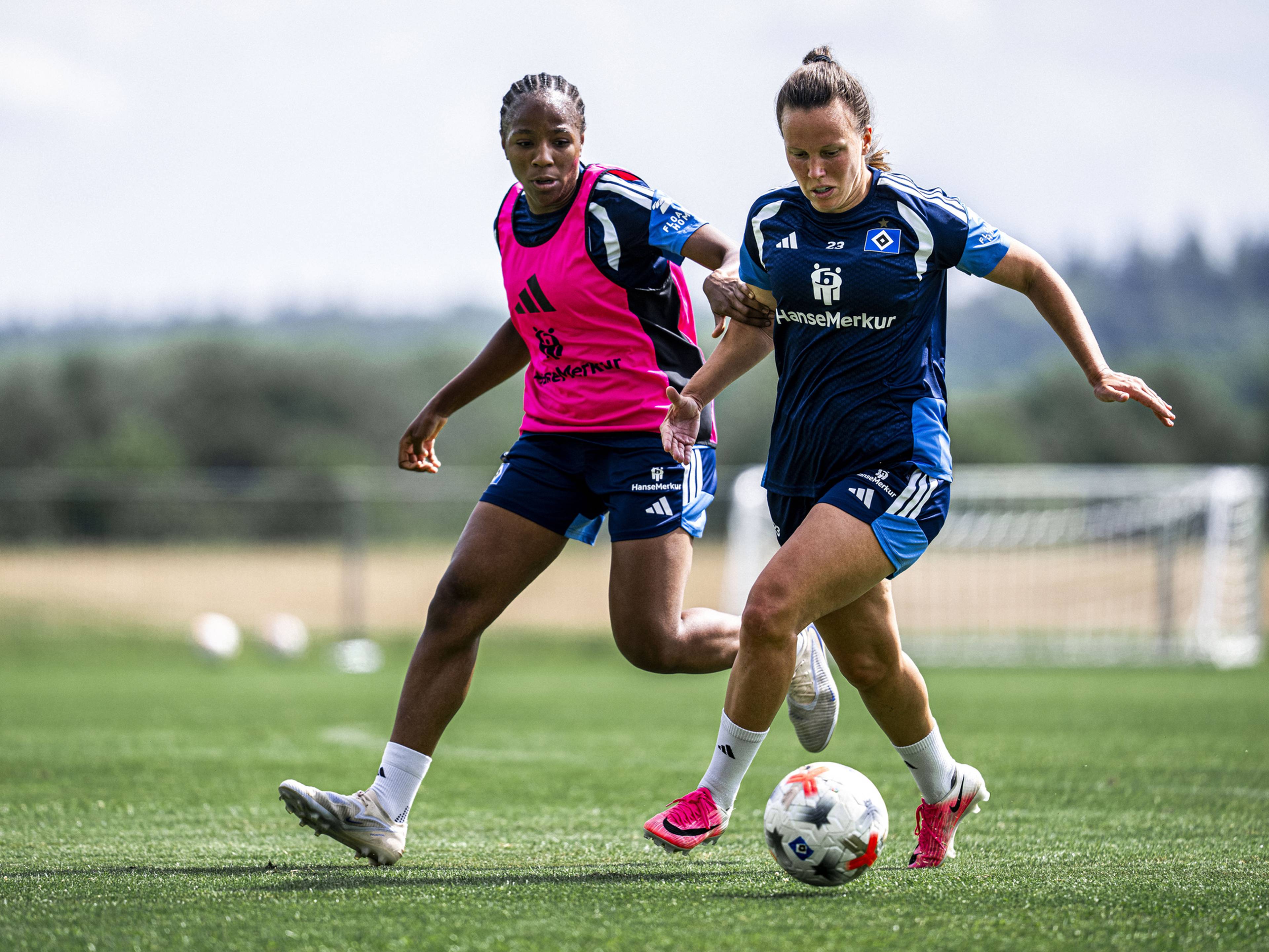 Viktoria Schwalm führt den Ball im Training