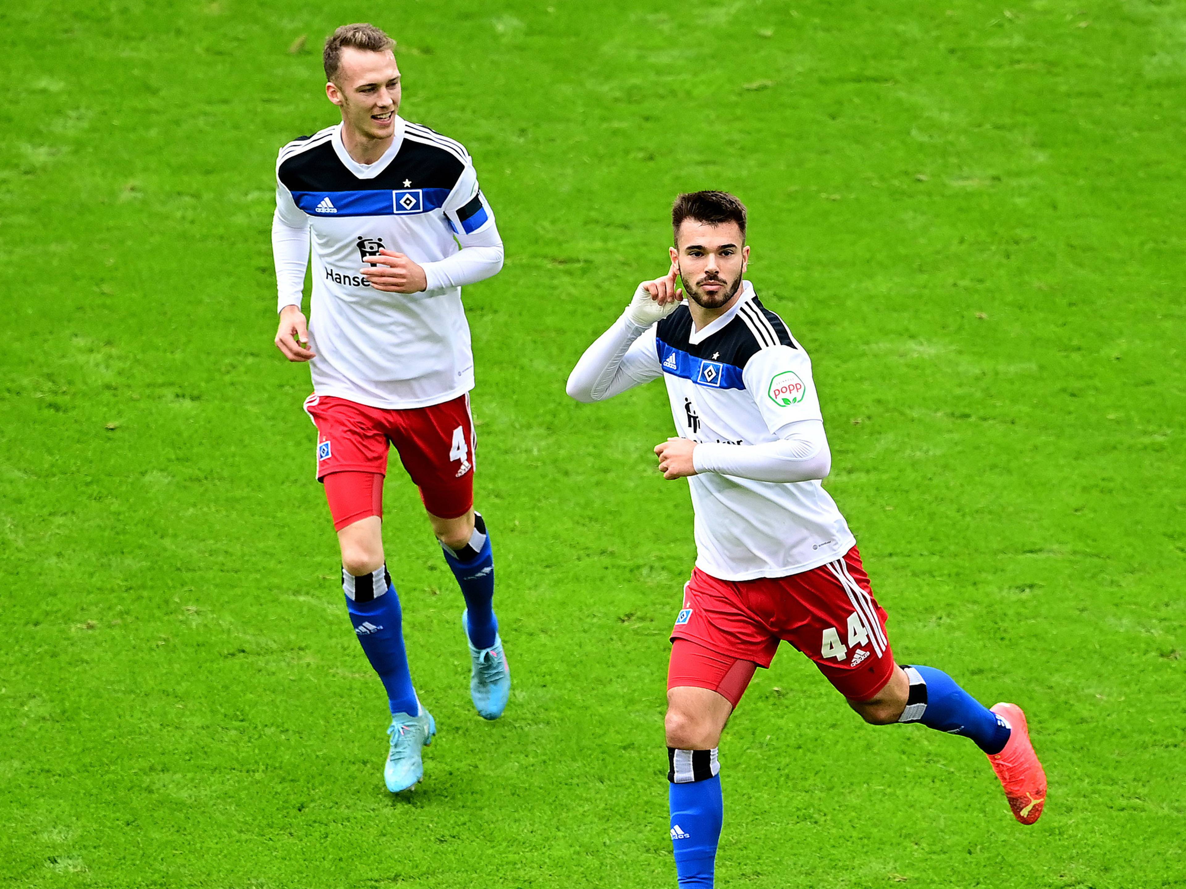 Vuskovic bejubelt einen Treffer, im Hintergrund freut sich Schonlau mit ihm