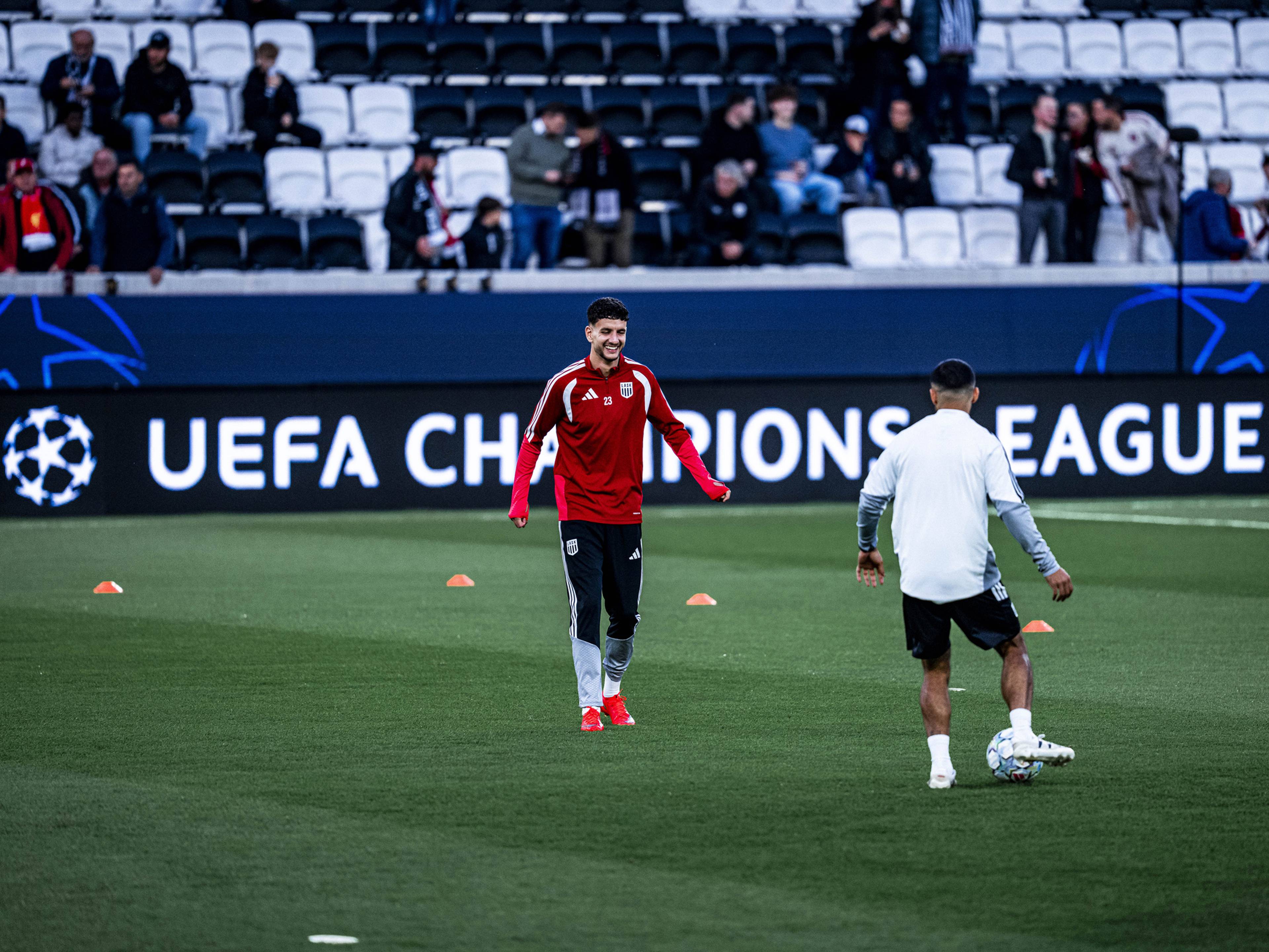 Daniel Elfadli beim Aufwärmen, im Hintergrund auf der Bande Champions League