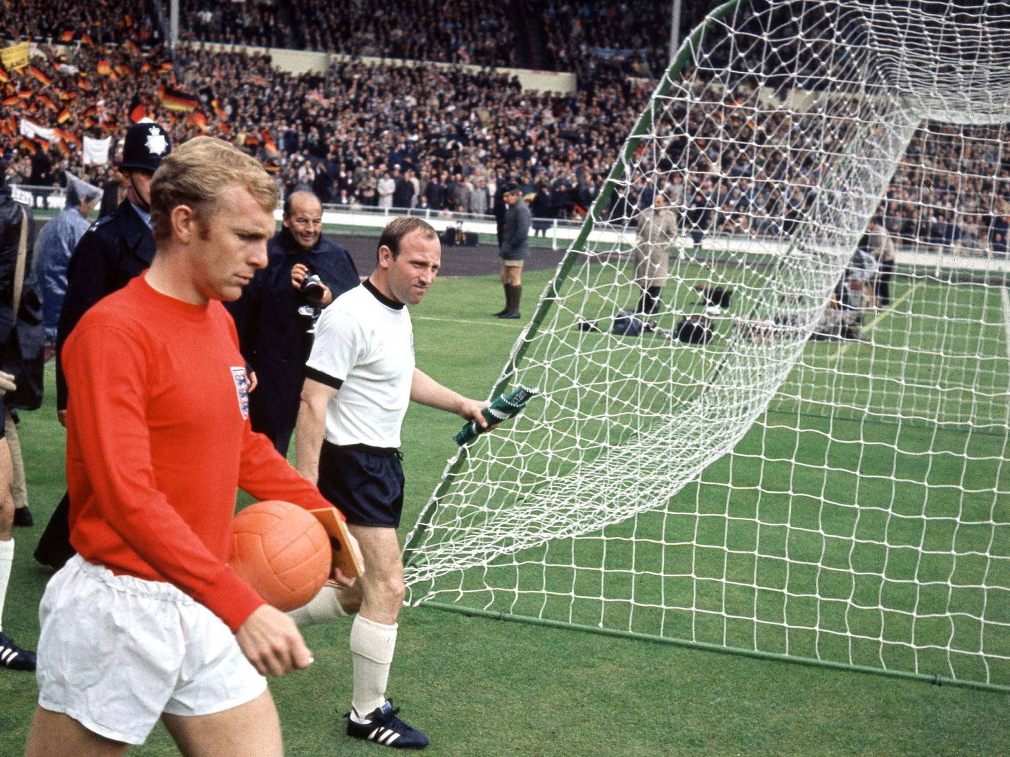 Uwe Seeler im WM-Finale 1966 beim Begehen des Platzes.