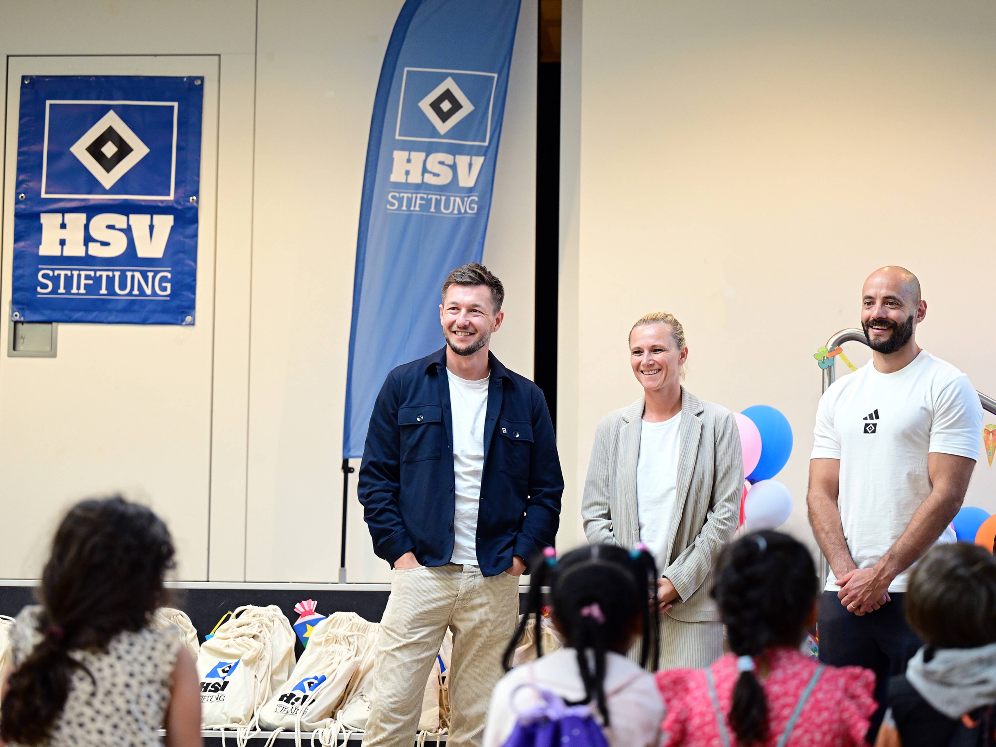 Cornelius Göbel, Kathleen Krüger und Philipp Winter (v.l.) bei der Verteilung der Schulstarterpakete