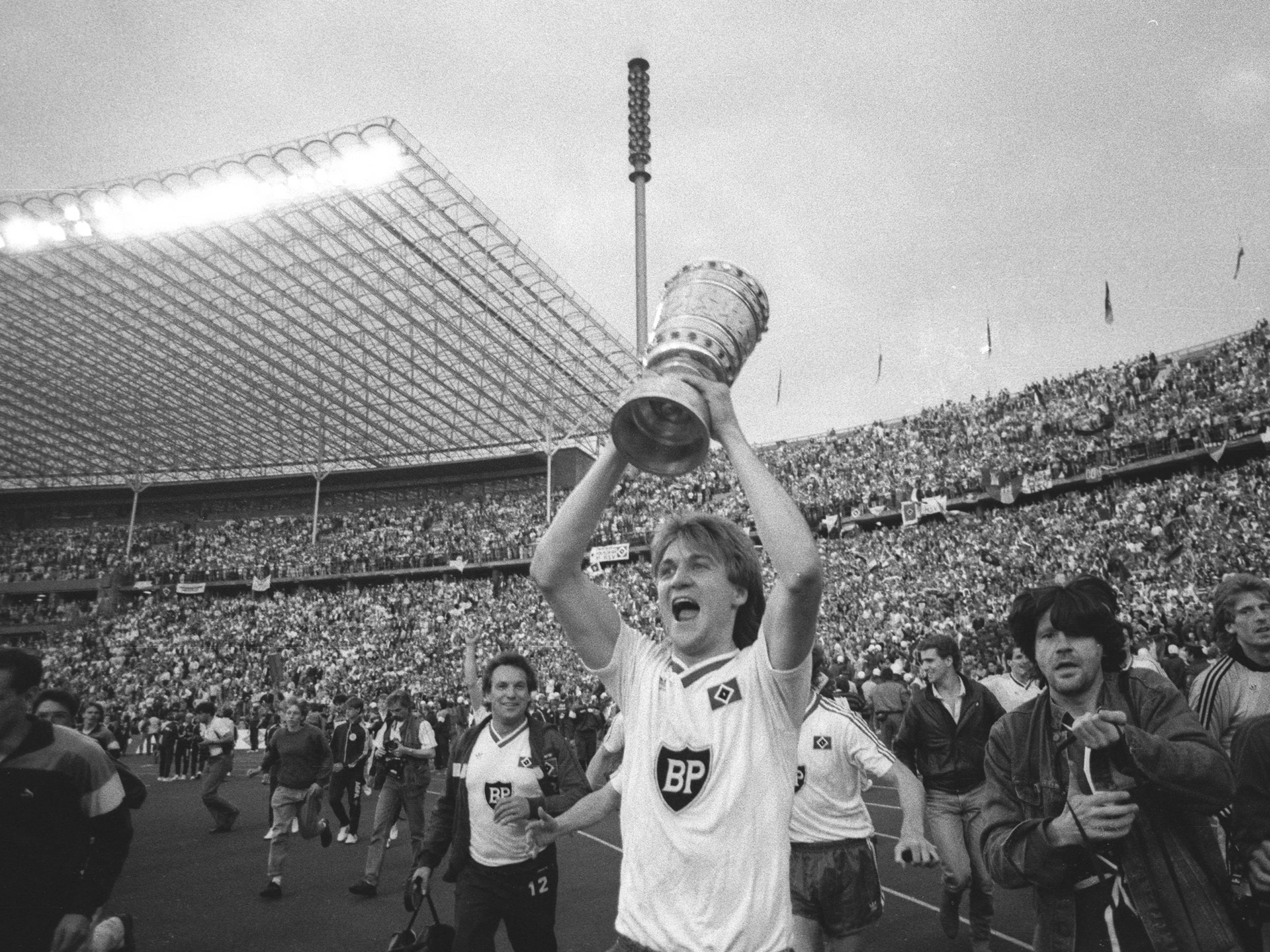 Dietmar Beiersdorfer reckt den DFB-Pokal in die Luft