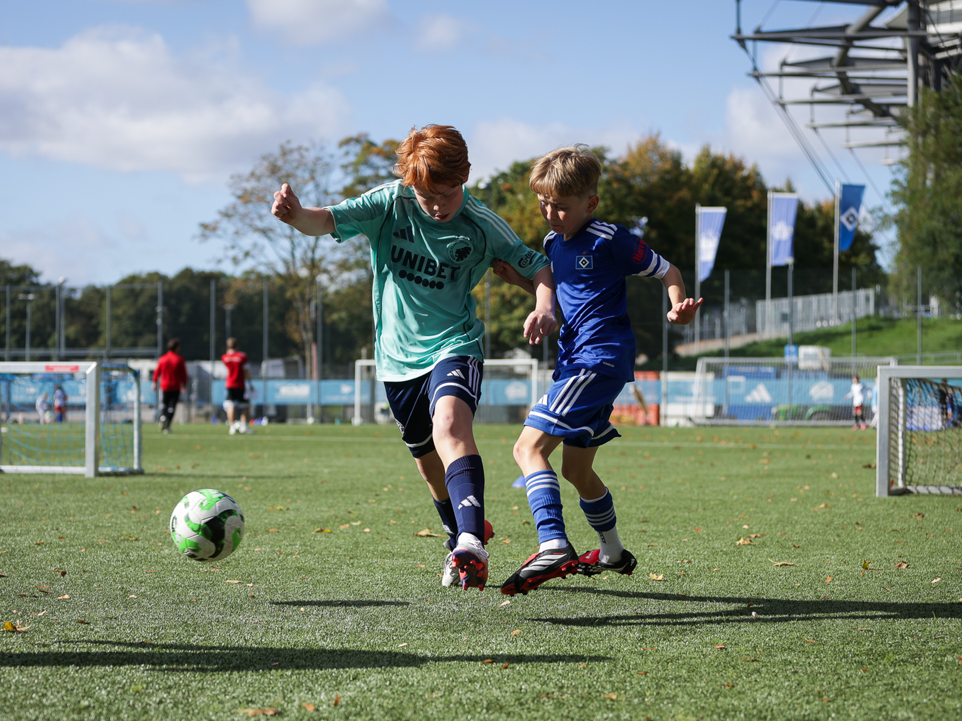 Zwei Kinder spielen Fußball beim Spieltagscamp.