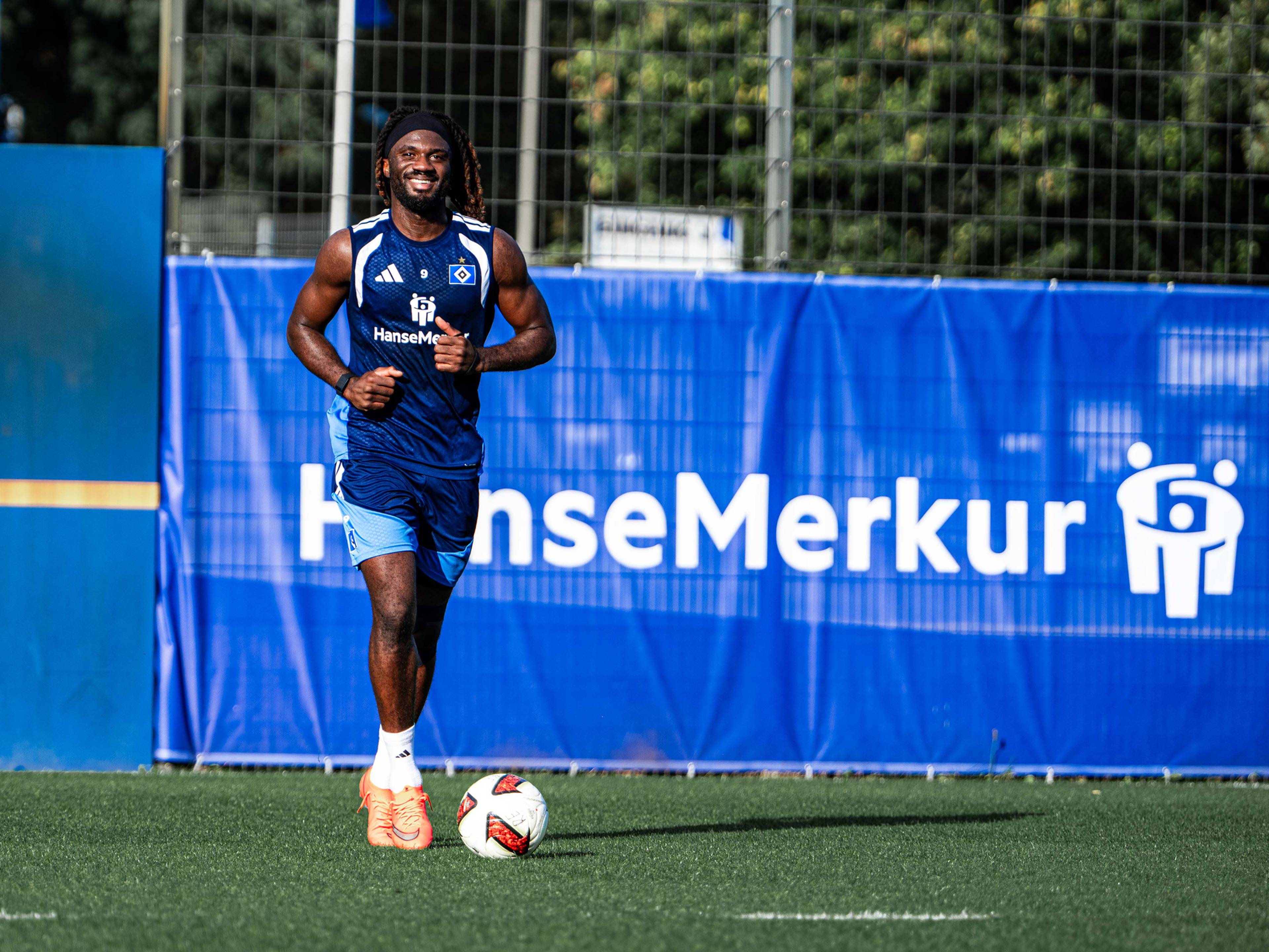 Terem Moffi im Training mit Lächeln in die Kamera