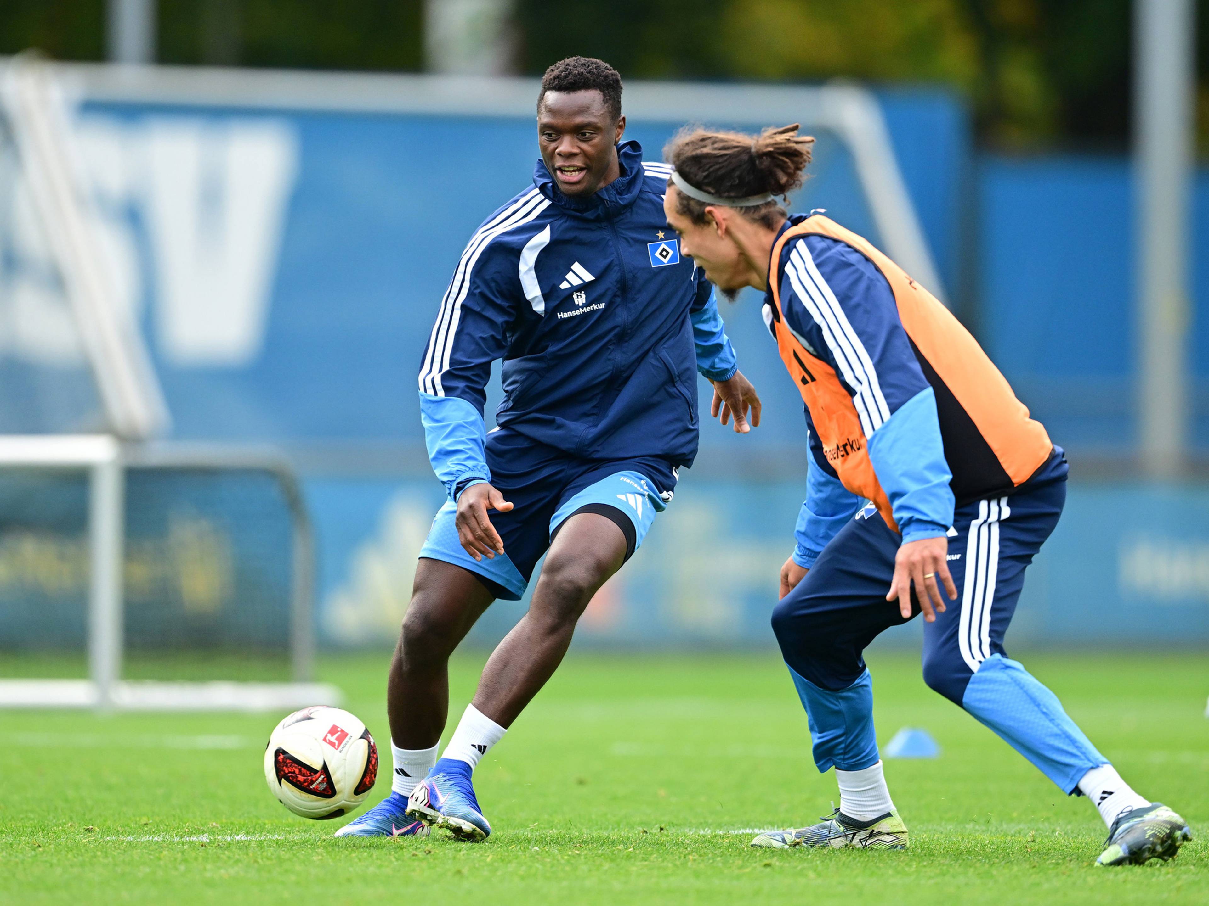 Patson Daka beim Querpass im Training