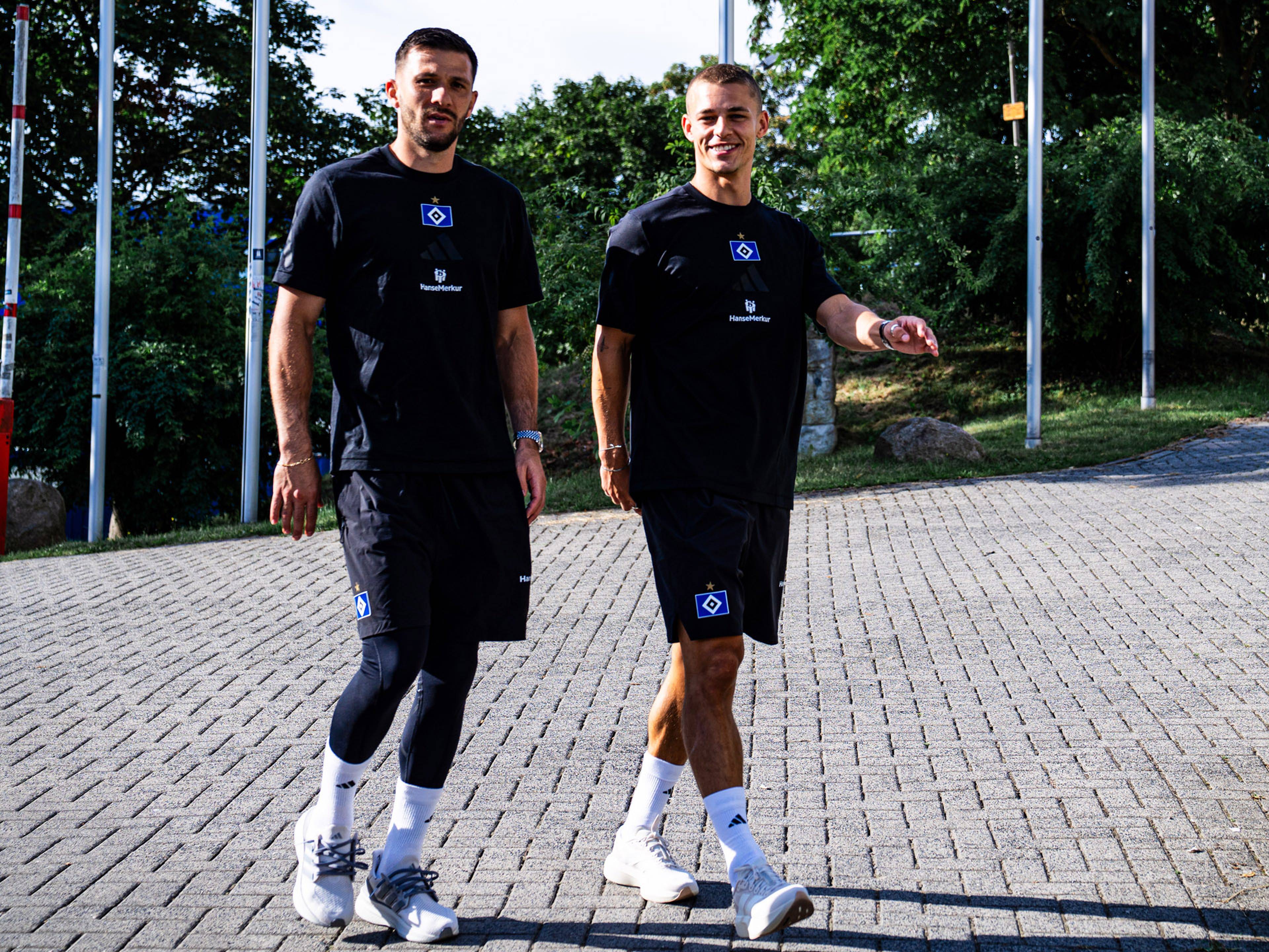 Miro Muheim und Daniel Heuer Fernandes auf dem Weg zum Training am Volksparkstadion