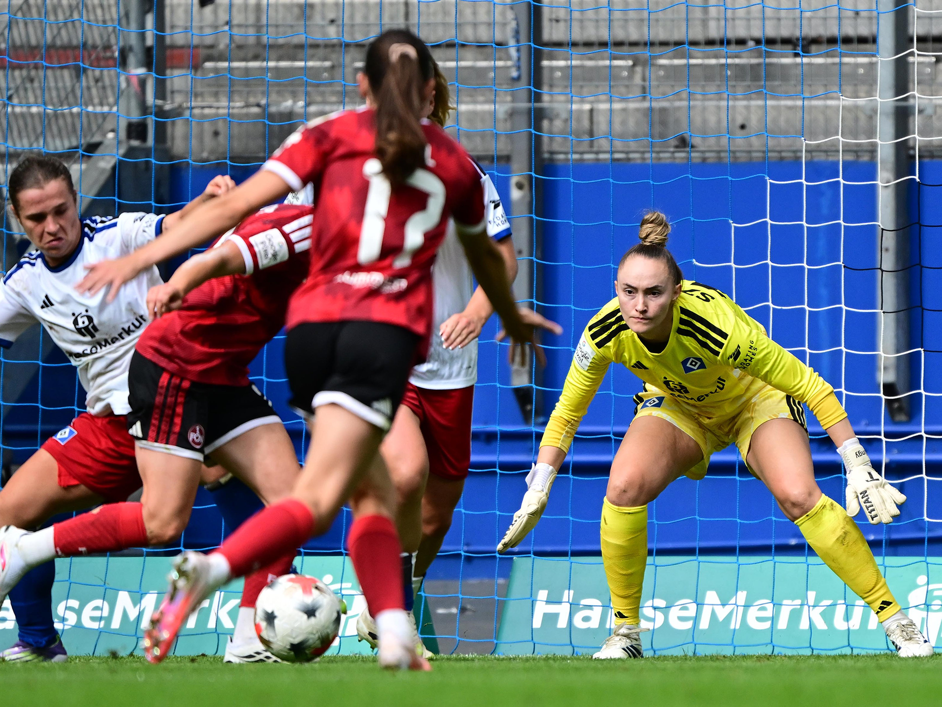 Kinga Szemik hält Ball von Nürnbegerin