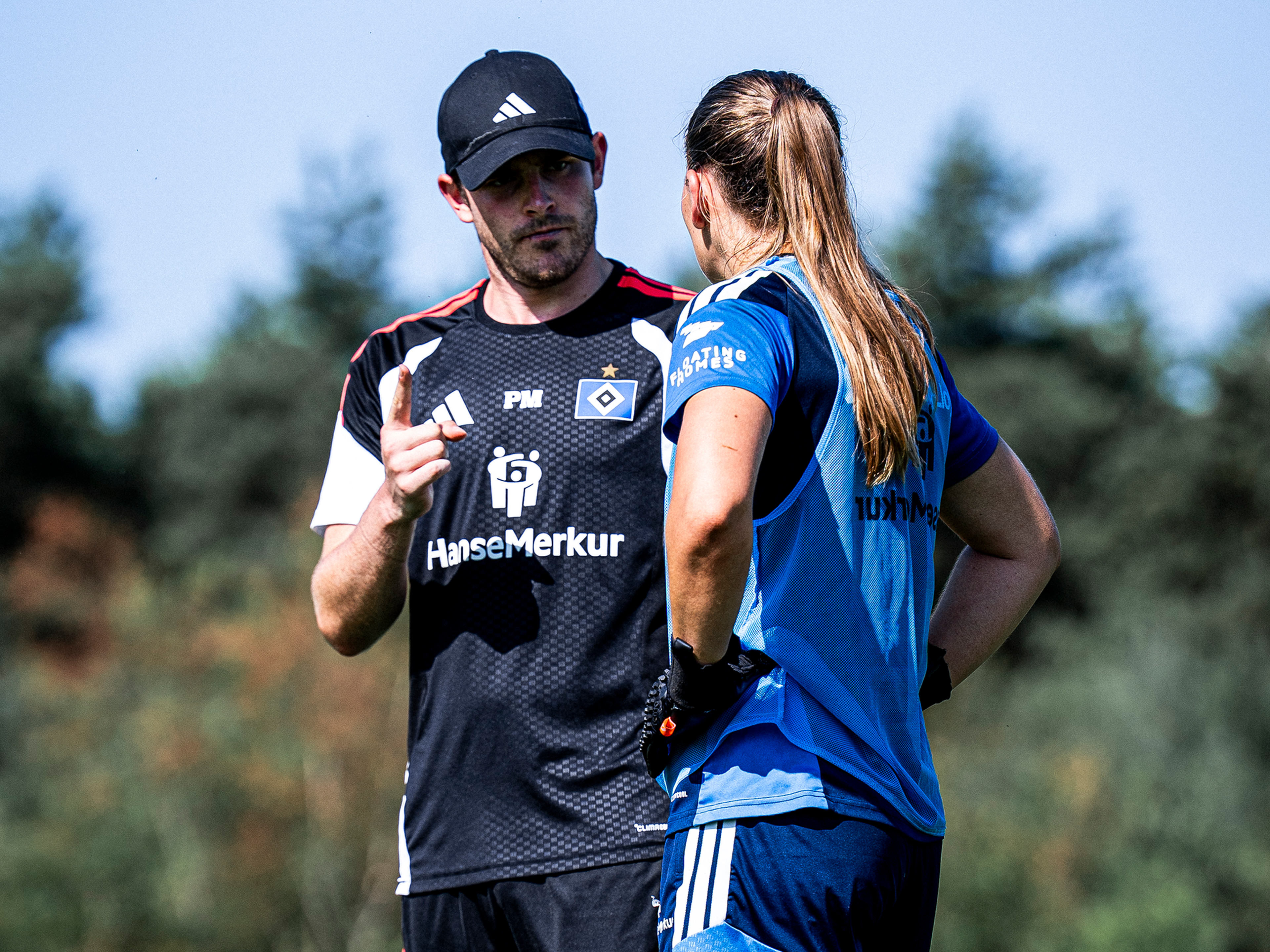 Torwarttrainer Philipp Meister erklärt Jule Baum etwas beim Training