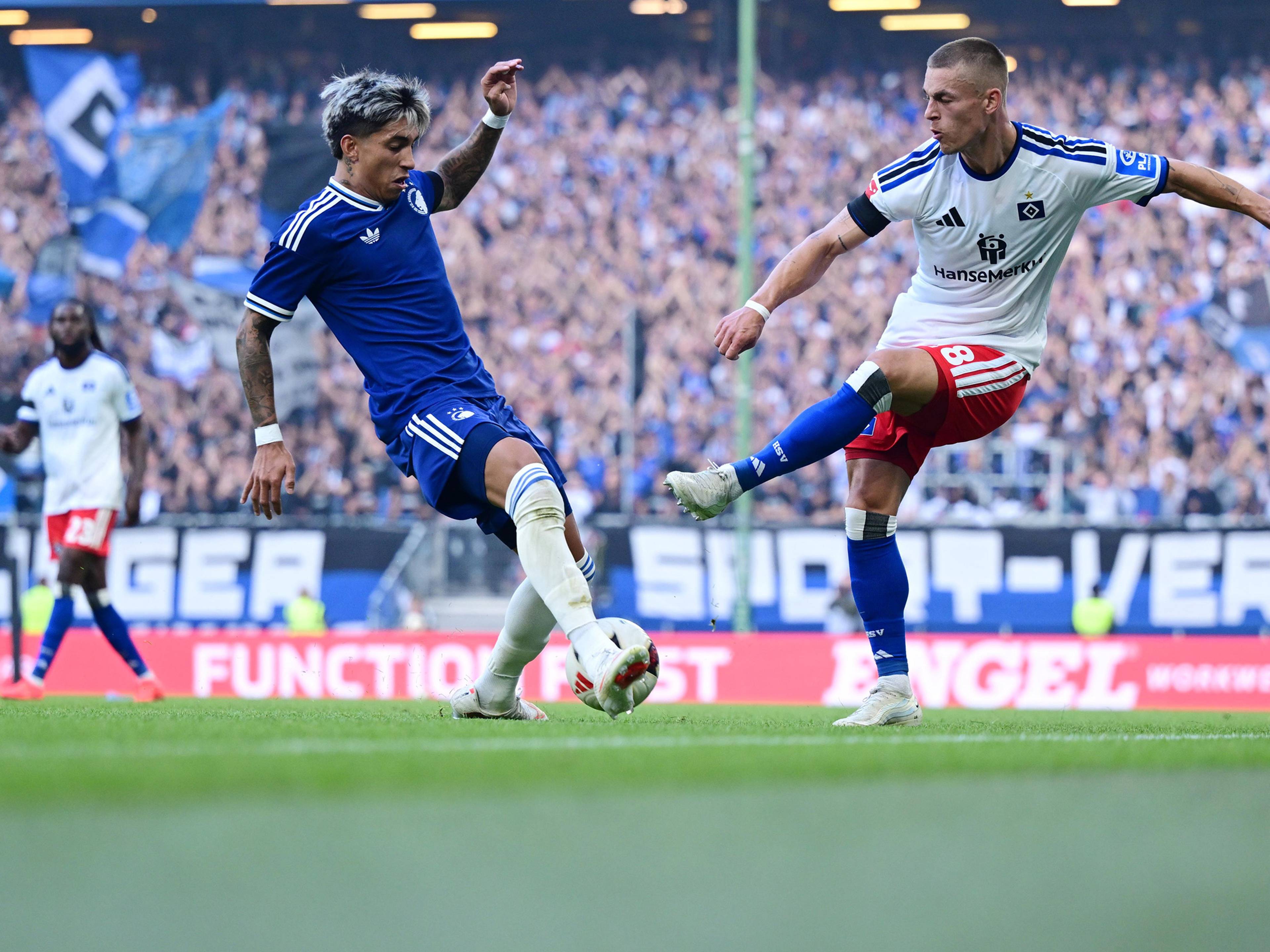 MIro Muheim passt im Testspiel gegen den FC Kopenhagen