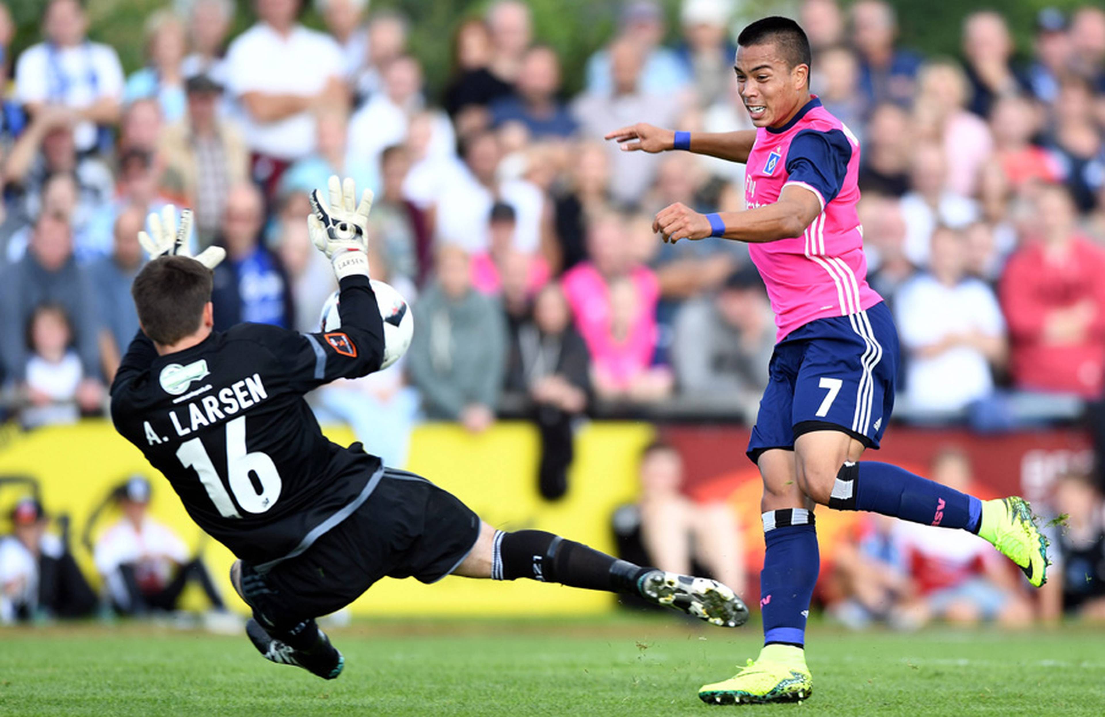 Torwart Larsen hält den Schuss von Bobby Wood.