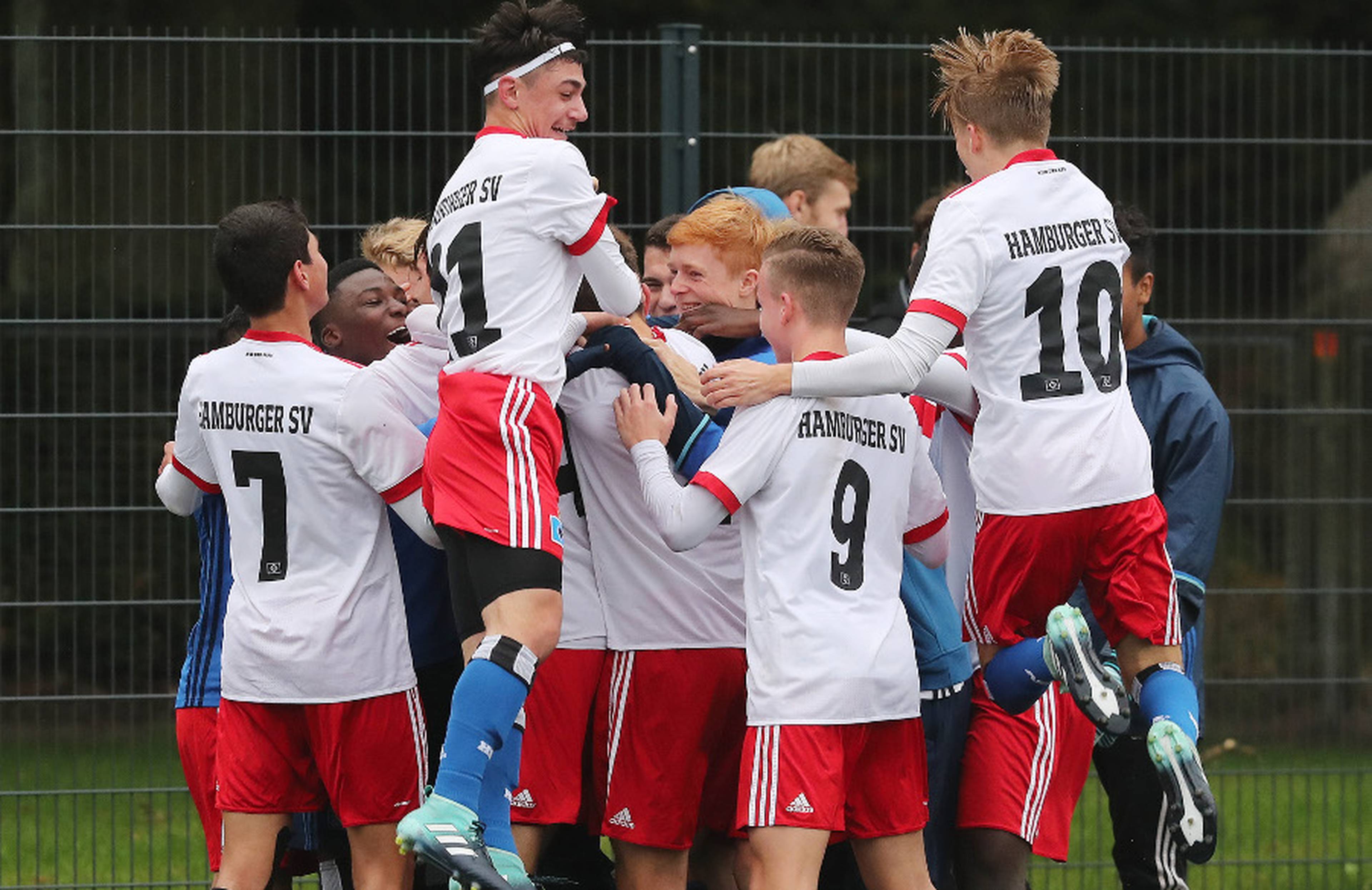So sieht pure Freude aus. Die U16 mit der Jubeltraube nach dem 2:0-Siegtreffer gegen den VfL Wolfsburg.