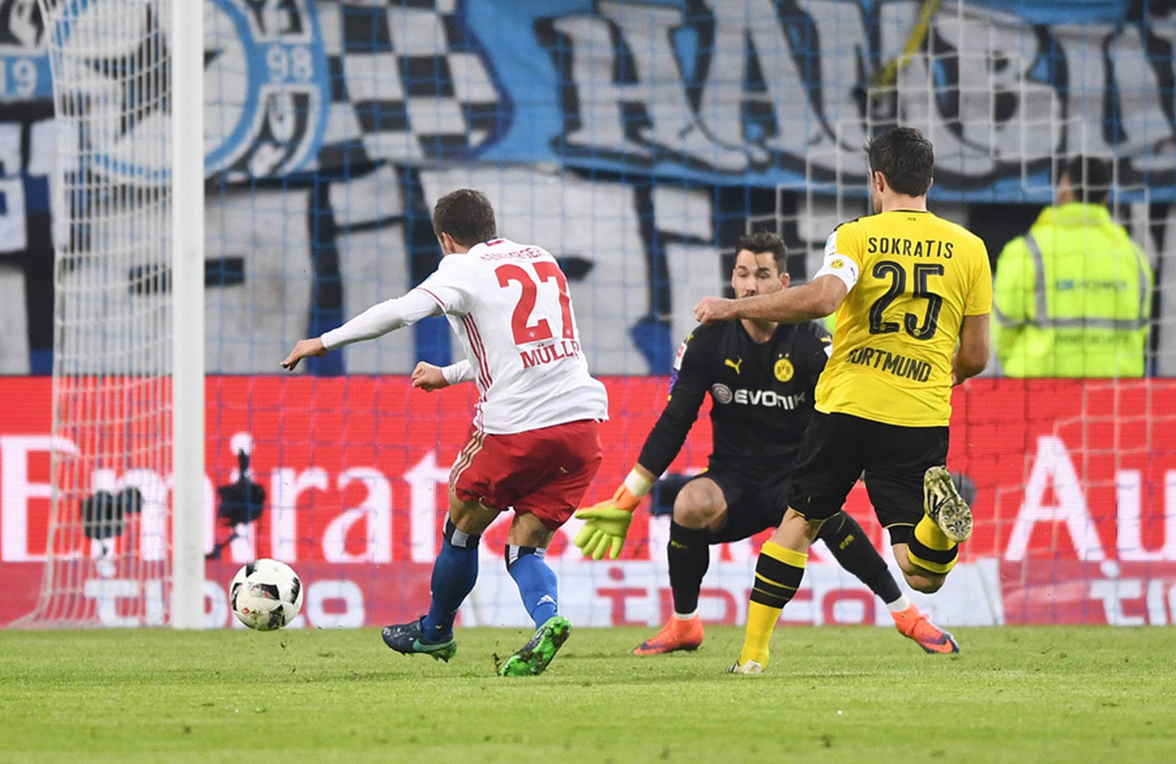 Müller bei seinem Tor zum 1:4 gegen Dortmund.