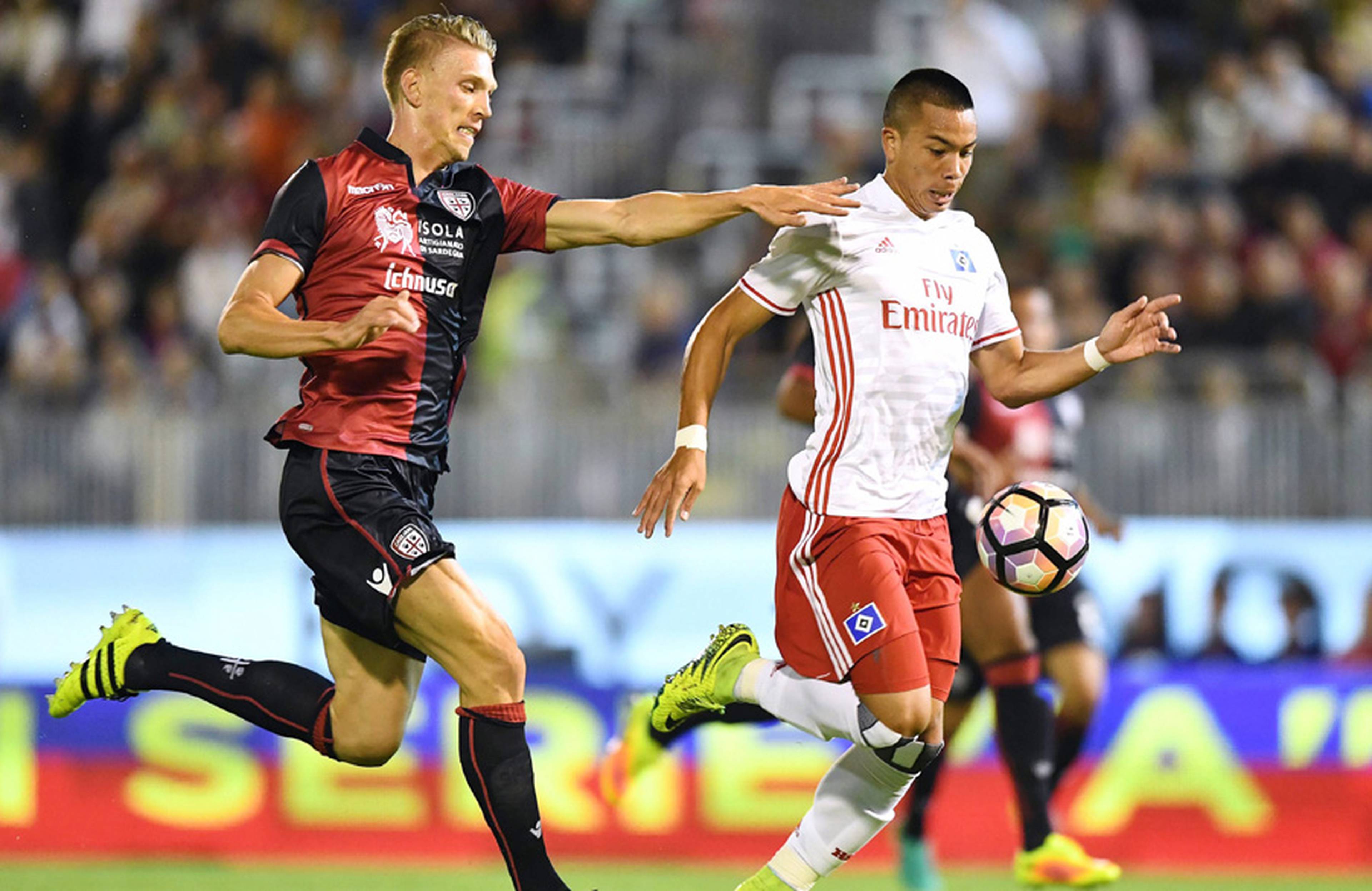 Bobby Wood takes on two Cagliari men 