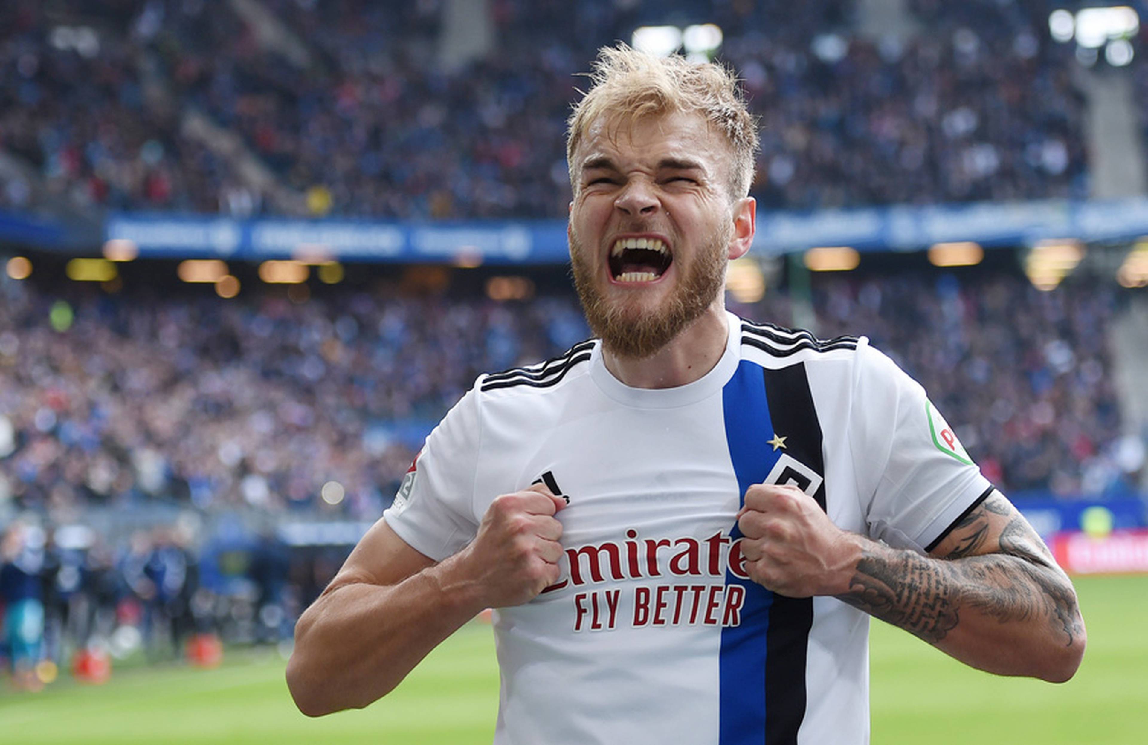 Timo Letschert erzielte die HSV-Führung und bejubelte sein 1:0 gebührend vor der Nordtribüne.
