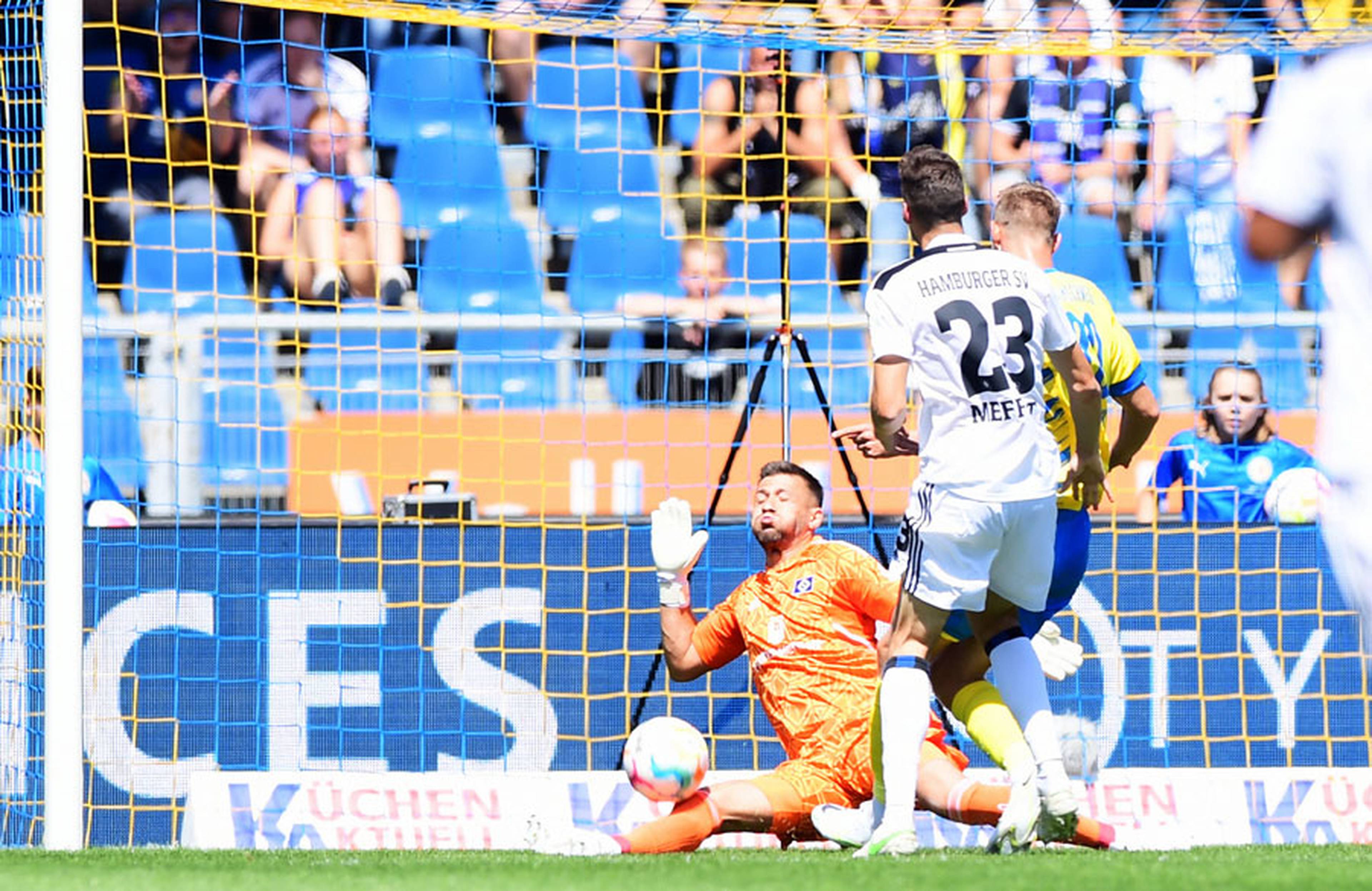 HSV-Keeper Daniel Heuer Fernandes verhinderte mehrfach das Braunschweiger Führungstor.