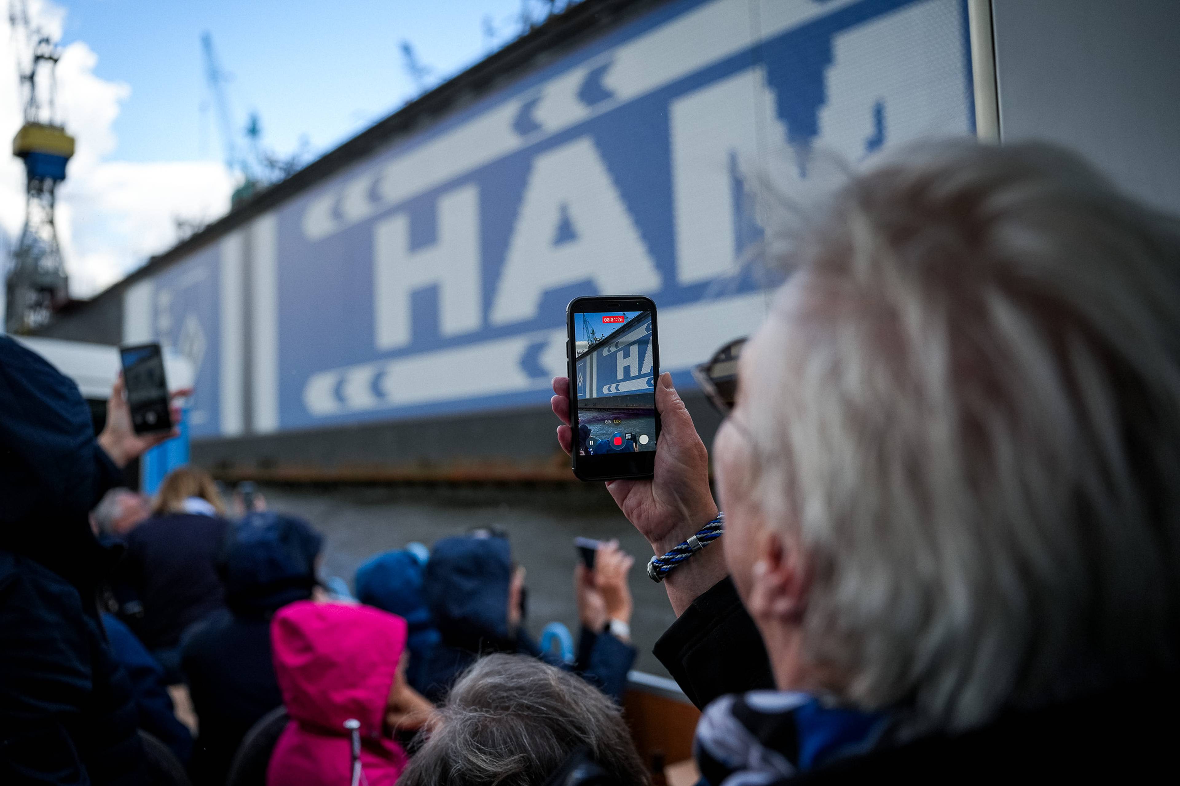 HSV-Mitglied macht Foto vom 150.000-Mitgliederbanner am Hamburger Hafen
