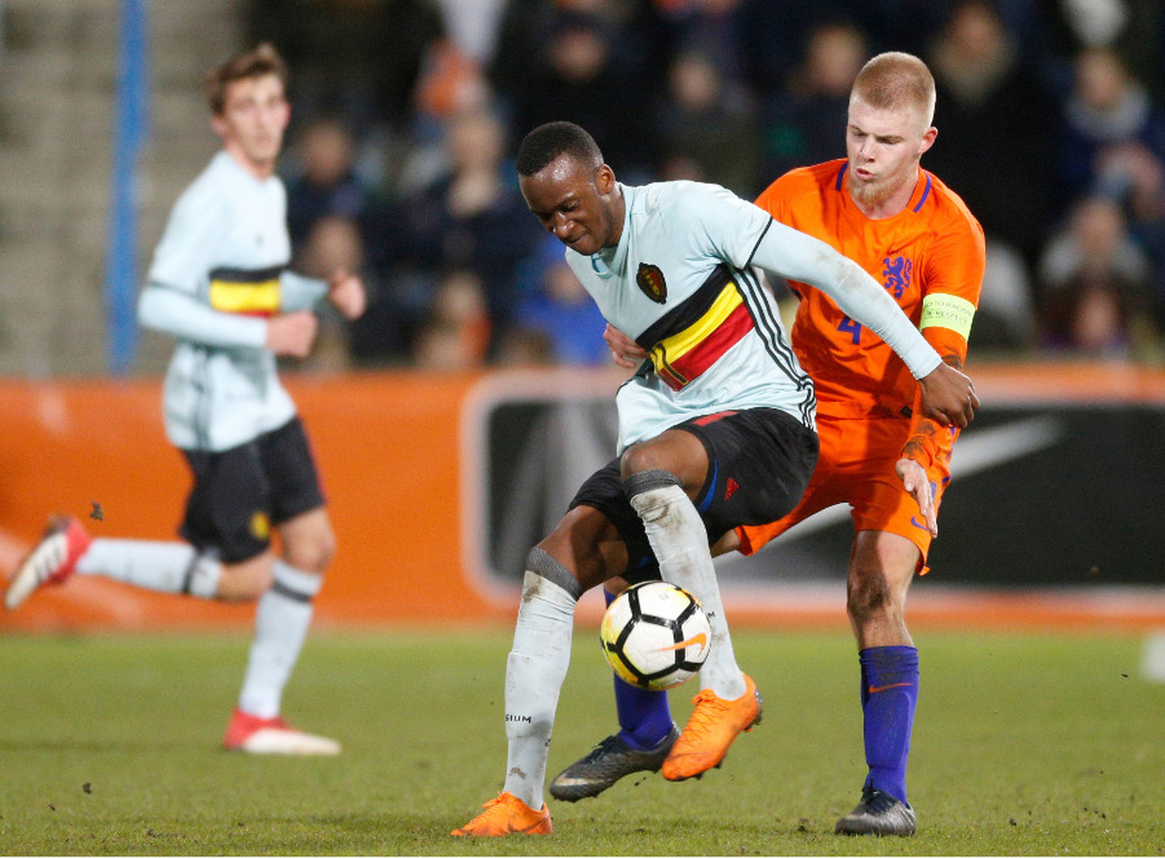 Rick van Drongelen im Zweikampf gegen einen belgischen Gegenspieler. 