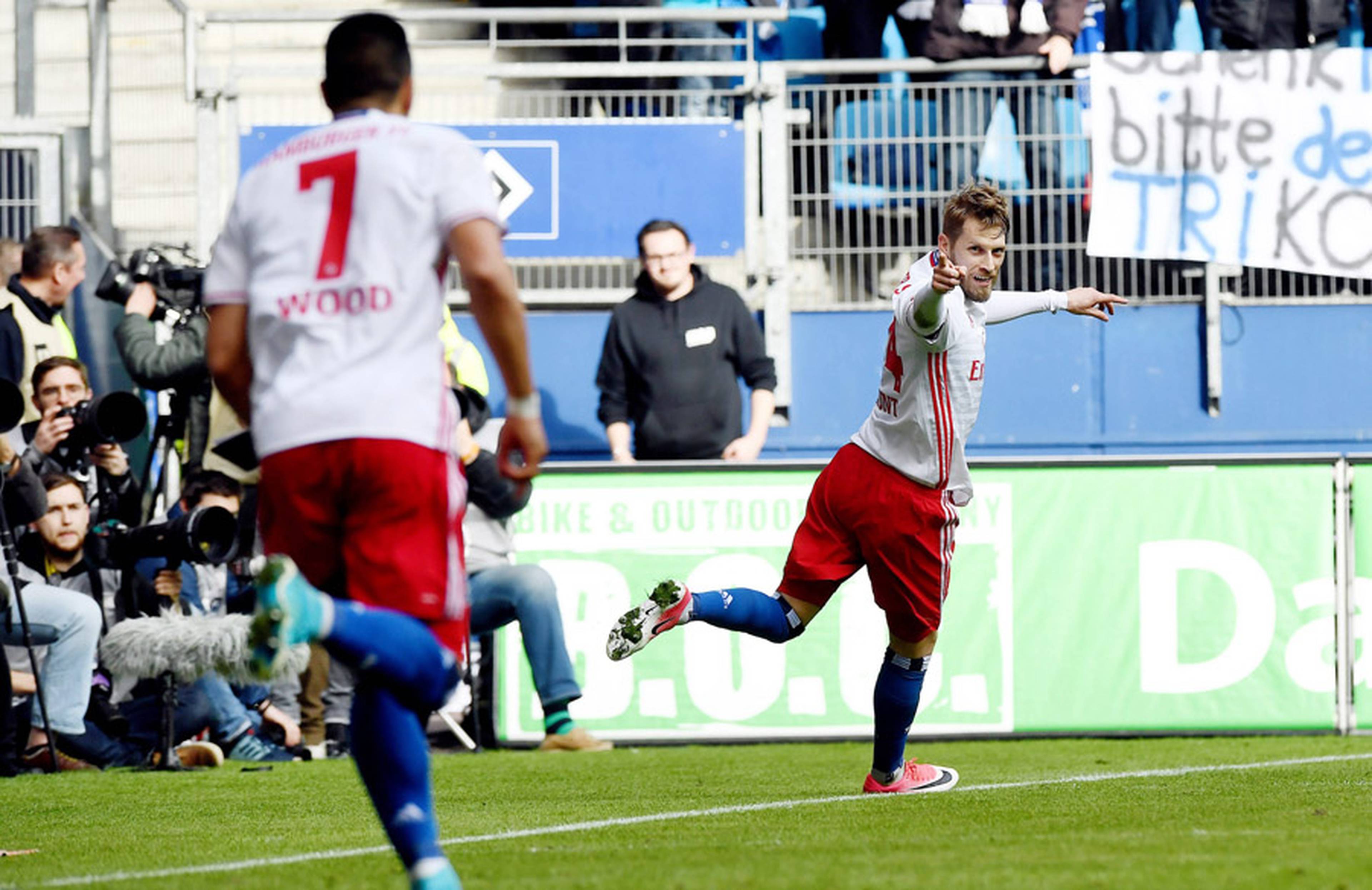 Aaron Hunt jubelt mit Bobby Wood. 