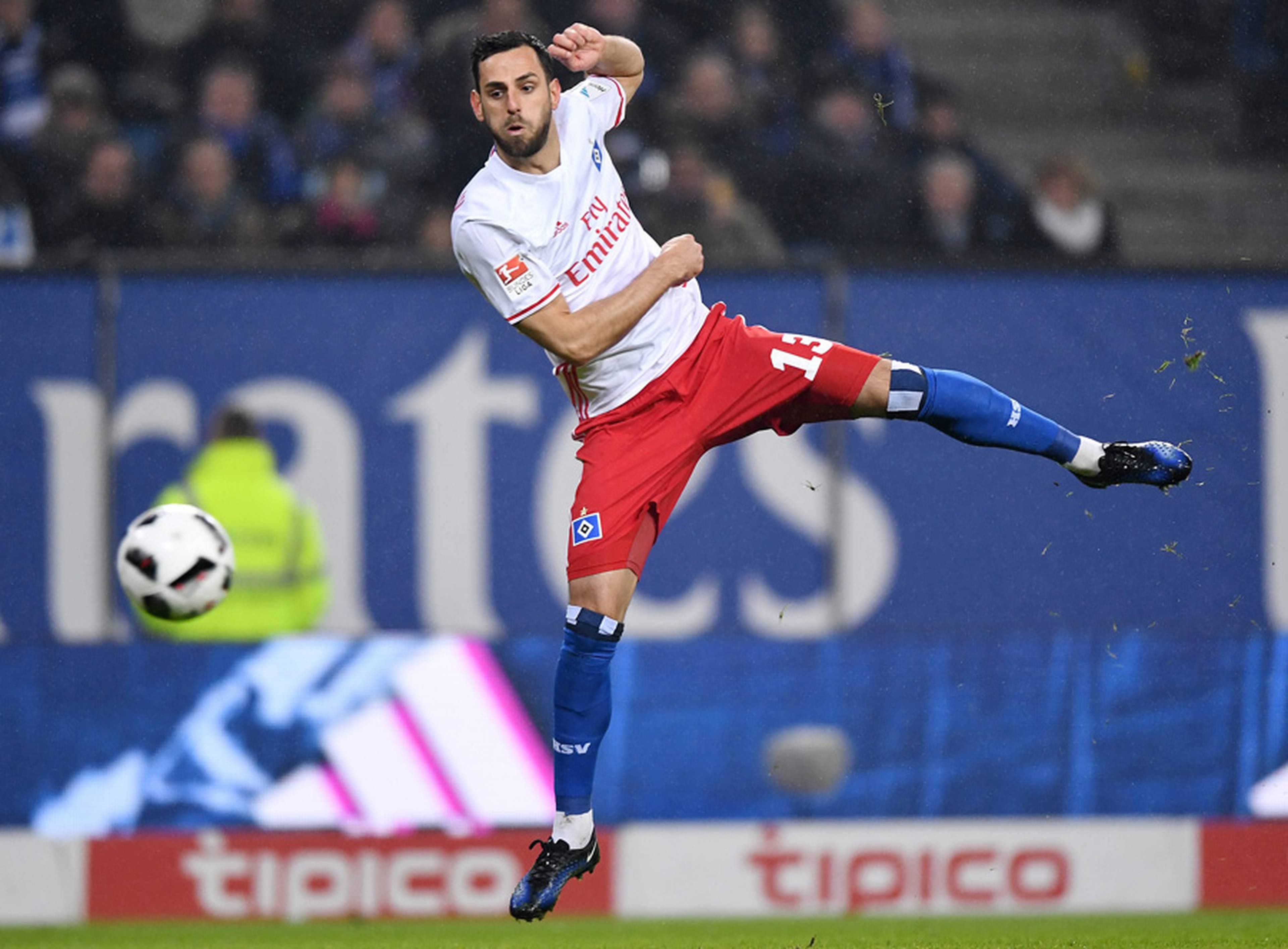 Mergim Mavraj schießt aufs Tor.