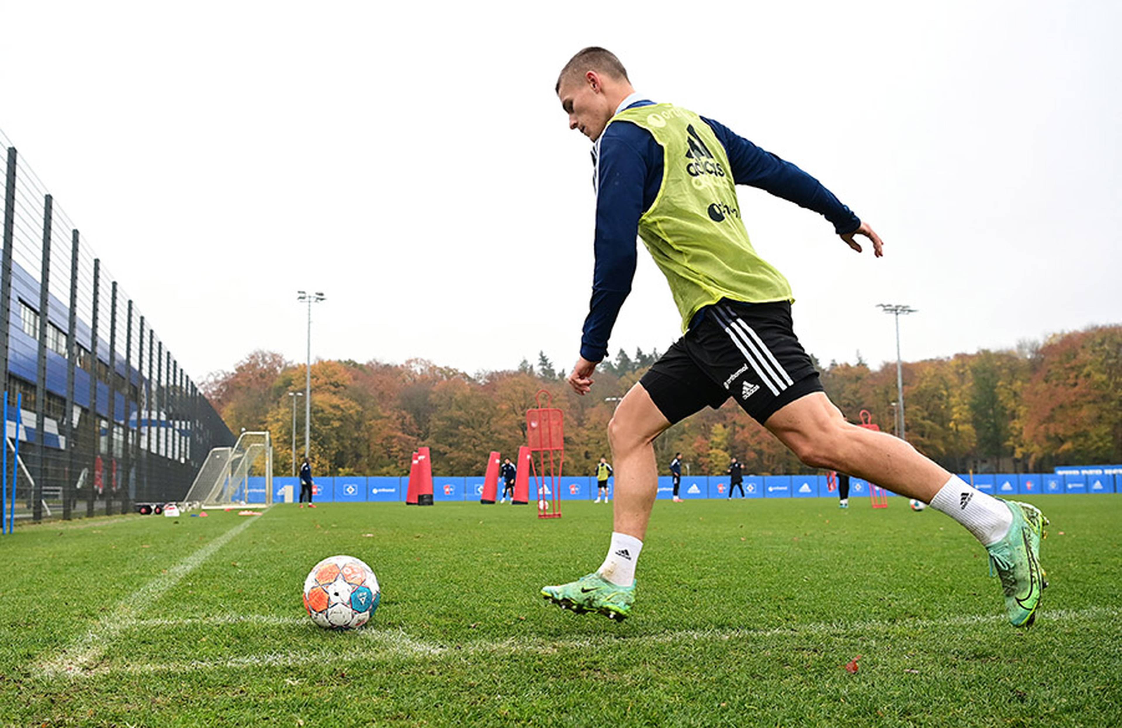 Stand bisher 636 Zweitliga-Minuten für den HSV auf dem Platz und überzeugte zuletzt als Standardschütze: Miro Muheim.  