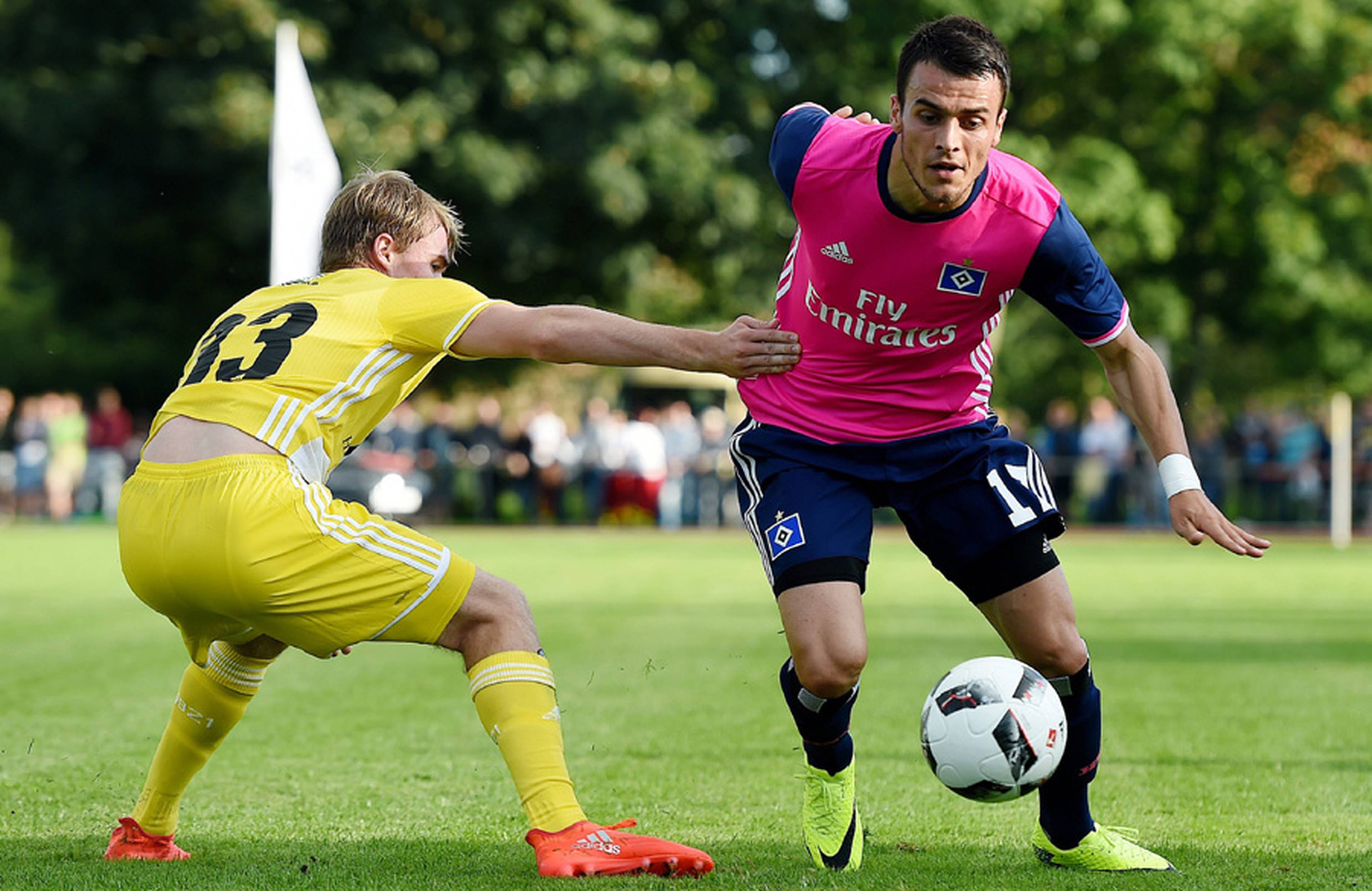 Kostic setzt sich im Zweikampf gegen seinen Gegenspieler durch. 