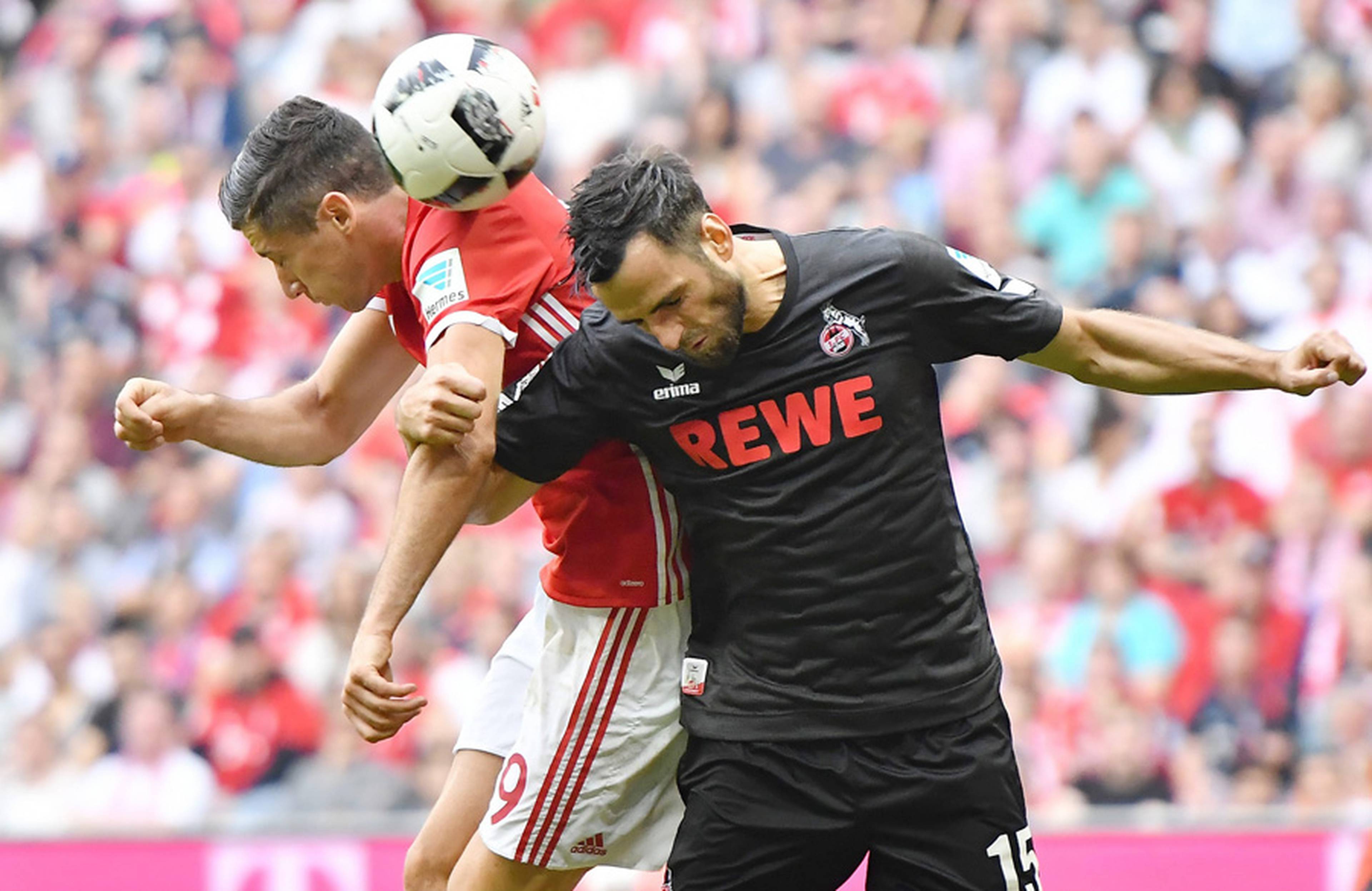 Mavraj im Kopfballduell mit Robert Lewandowski.