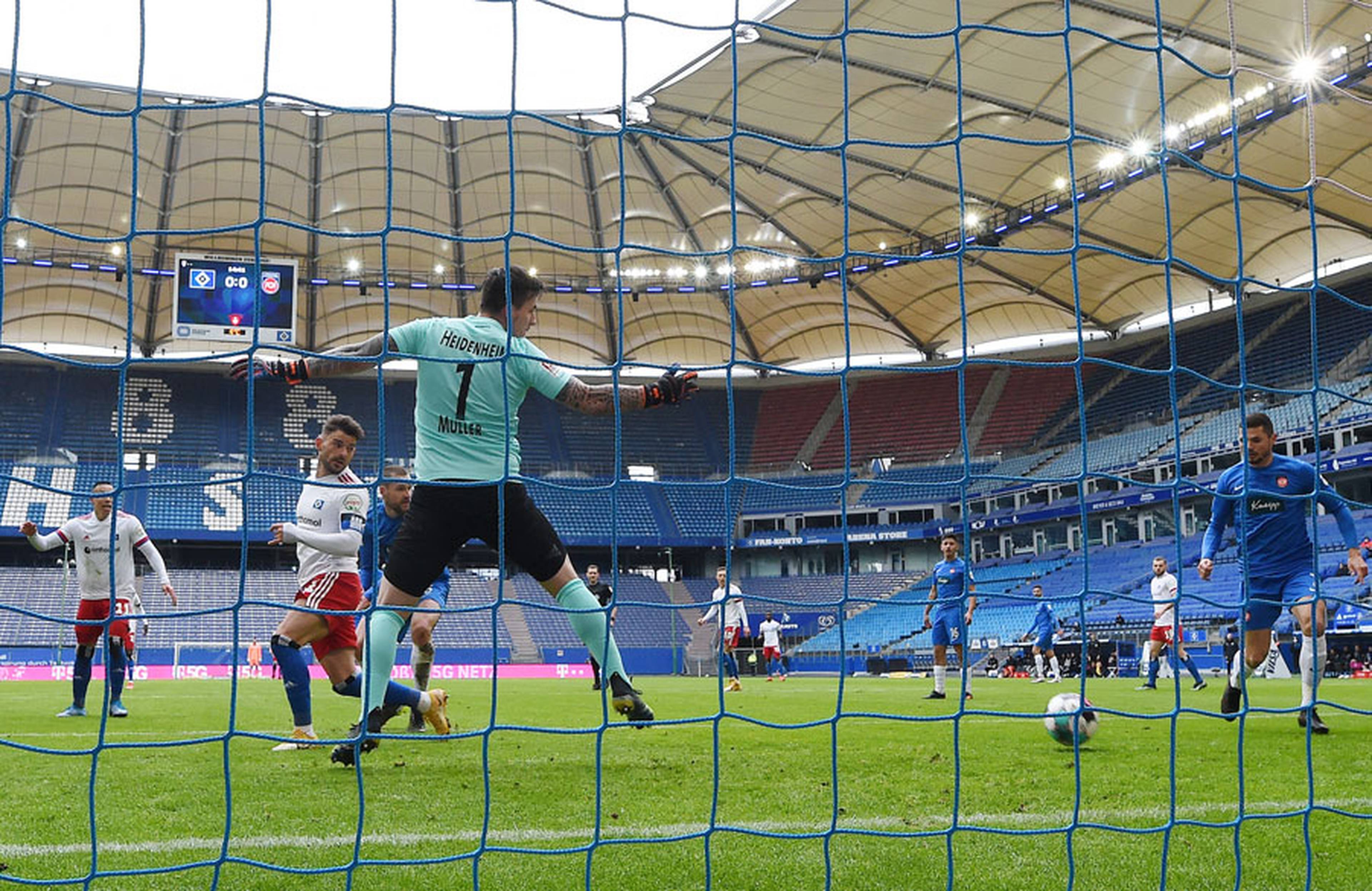 Sein erster Streich: Tim Leibold streichelt einen Hunt-Chip mit dem Kopf ins lange Eck - die verdiente 1:0-Führung.