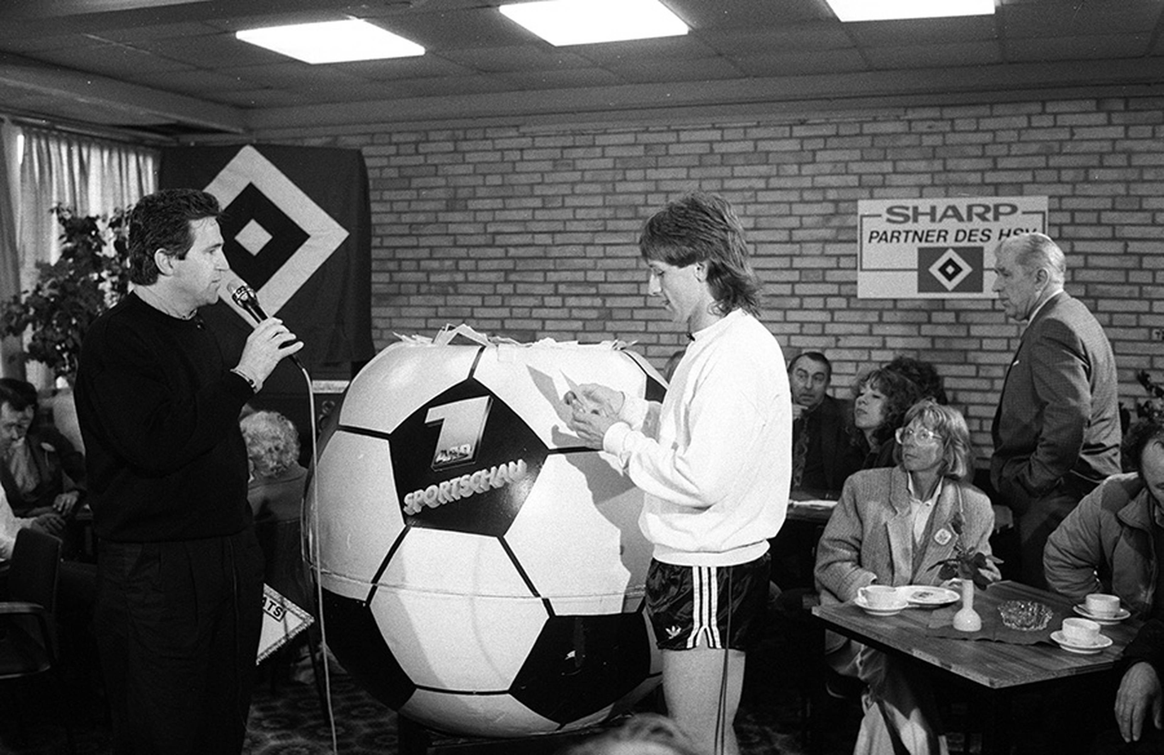 Wer mitmacht, kann gewinnen: Torschütze Frank Mill und Sportschau-Moderator Rainer Koppke im Mai 1988 an der "Wahl-Urne" im VIP-Raum des Volkparkstadions.