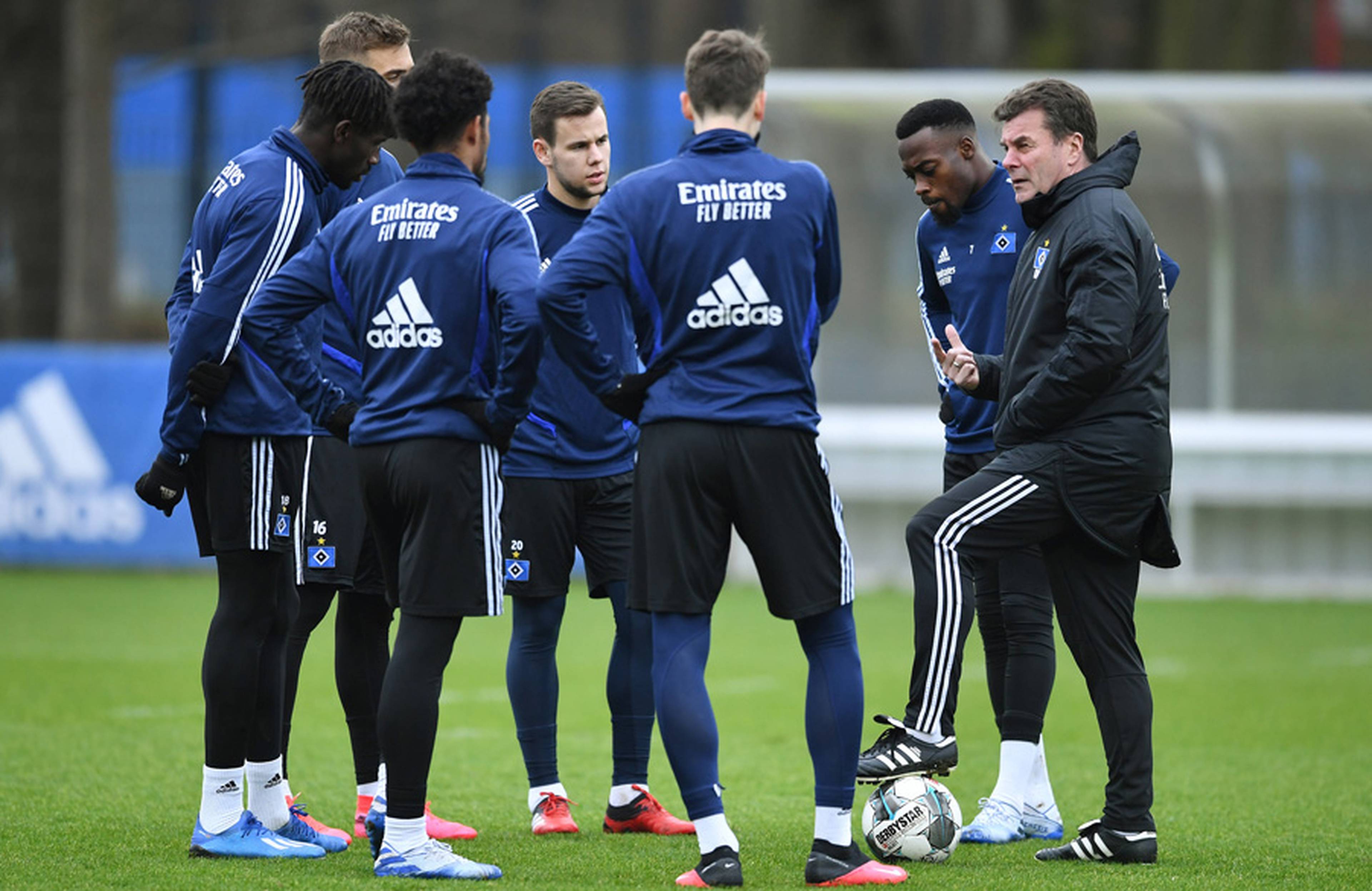 Dieter Hecking versucht nach der Derbyniederlage seine bekannte Ruhe und Erfahrung auf seine Mannschaft zu übertragen. "Hektik wird schließlich schon genug um den HSV verbreitet", sagt der 55-Jährige.  