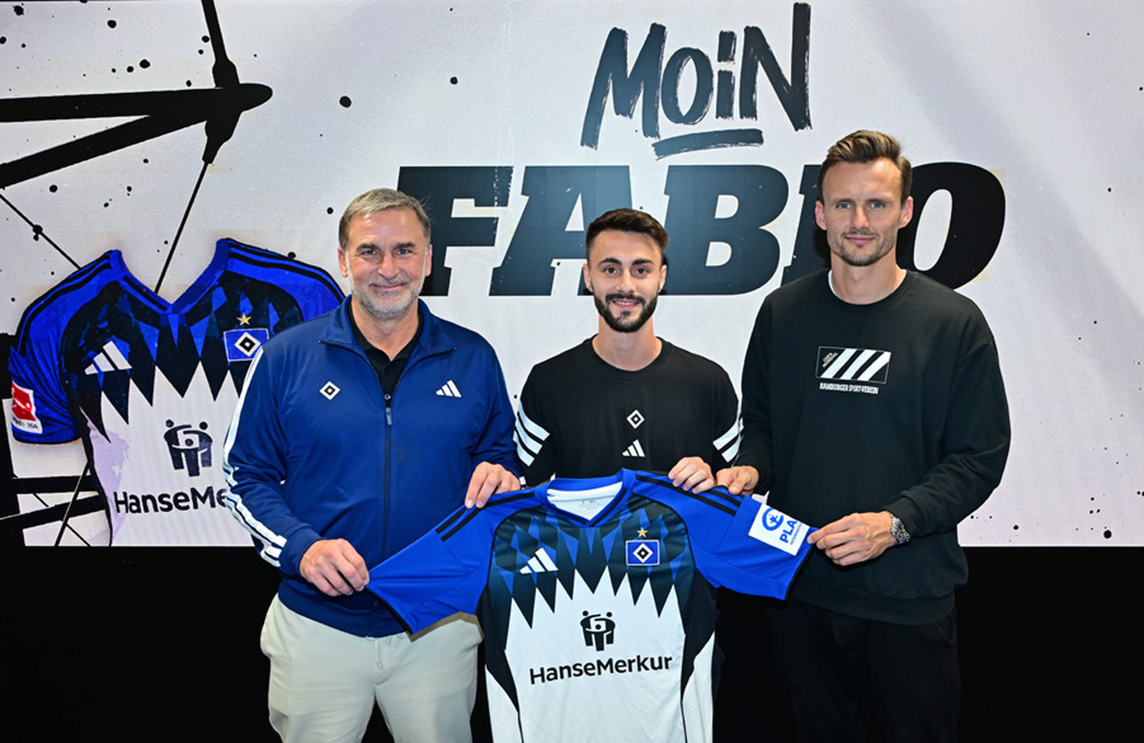 Heißen Fabio Vieira im Volksparkstadion herzlich willkommen: Vorstand Stefan Kuntz und Sportdirektor Claus Costa (v.l.). 