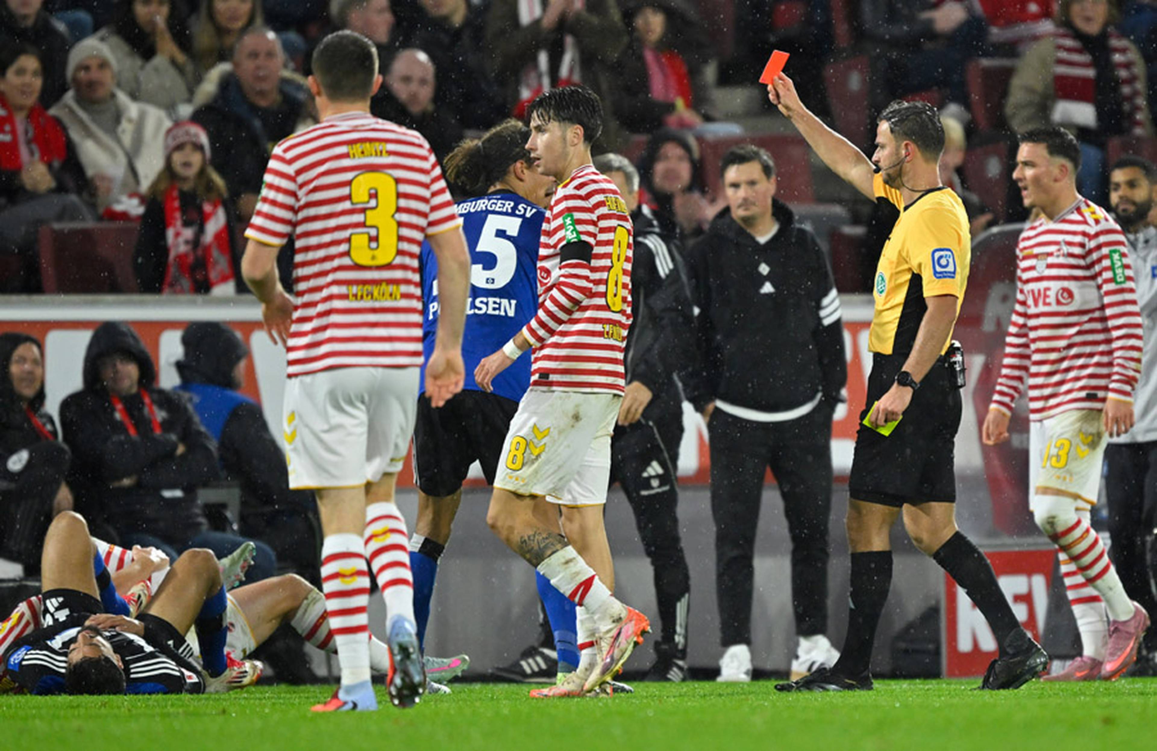 Strittige Szenen prägten eine spektakuläre zweite Hälfte, in der der HSV zwei Platzverweise gegen sich hinnehmen musste.