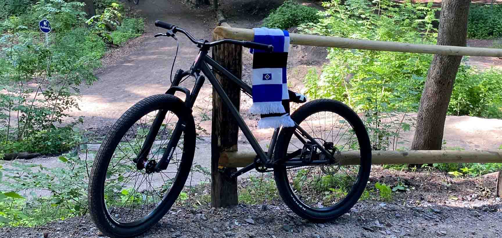 trekkingrad herren auslaufmodelle City XXL Fahrrad 28 Zoll Trekking Fahrrad TR.2880 27 x Gang Trekking Bike Trekkingbike Shimano DEORE RD-M592 SGS Schwarz Matt Herrenfahrrad Rahmenhöhe 50 52 55 56 60 65 cm M L XL XXL günstig kaufen MI_Vietnam Farbe::Schwarz Rot Pedals - Village CycleSport